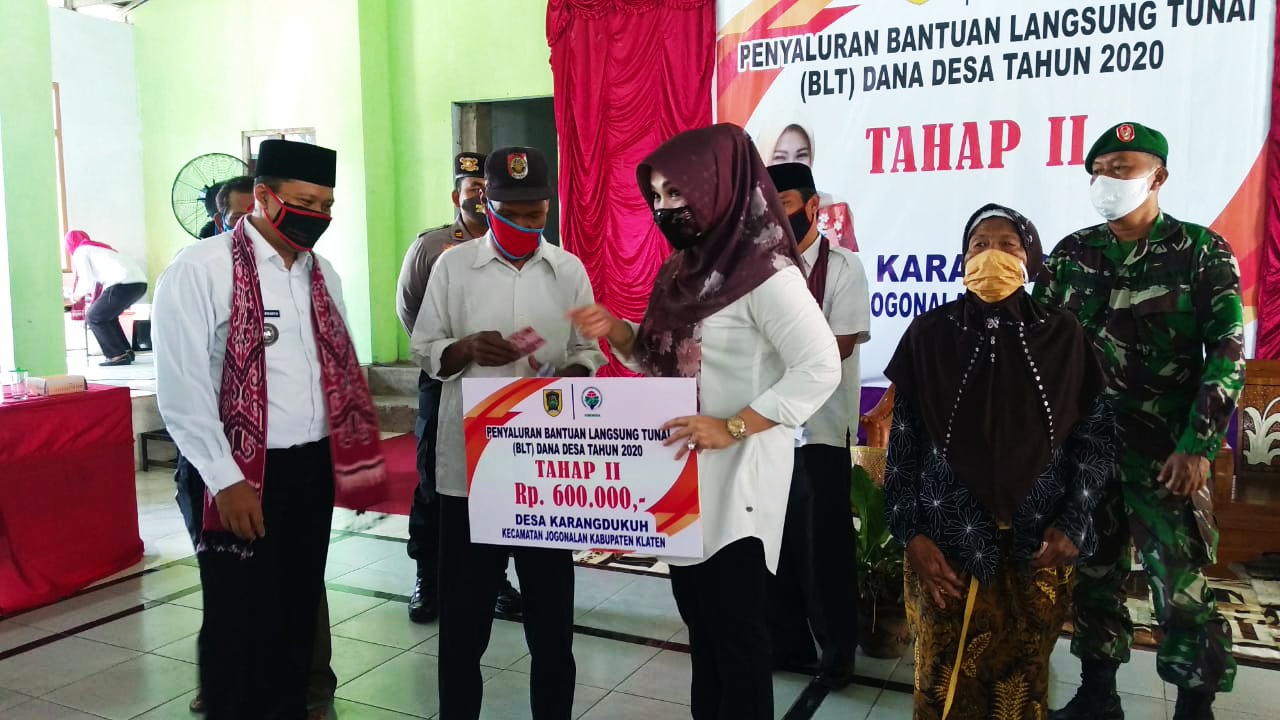 Bupati Klaten Sri Mulyani (kanan) menyerahkan BLT tahap II. Ia mengingatkan agar di era kenormalan baru warga patuhi protokol keshatan. 