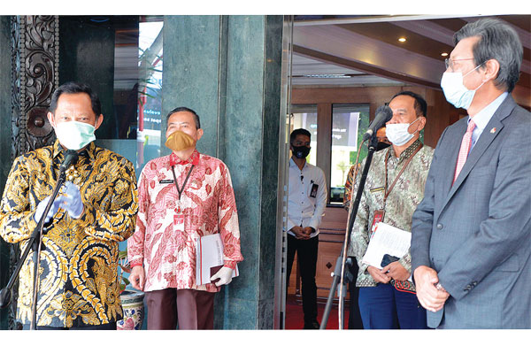 Menteri Dalam Negeri Tito Karnavian (kiri) bersama Duta Besar Korea Selatan Kim-Chang beom (kanan) berbicara kepada pers