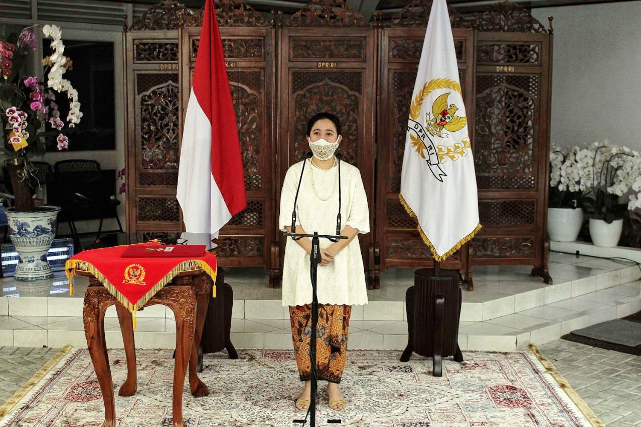 Ketua DPR RI Puan Maharani mengikuti Upacara Peringatan Hari Lahir Pancasila secara virtual di rumah dinasnya.