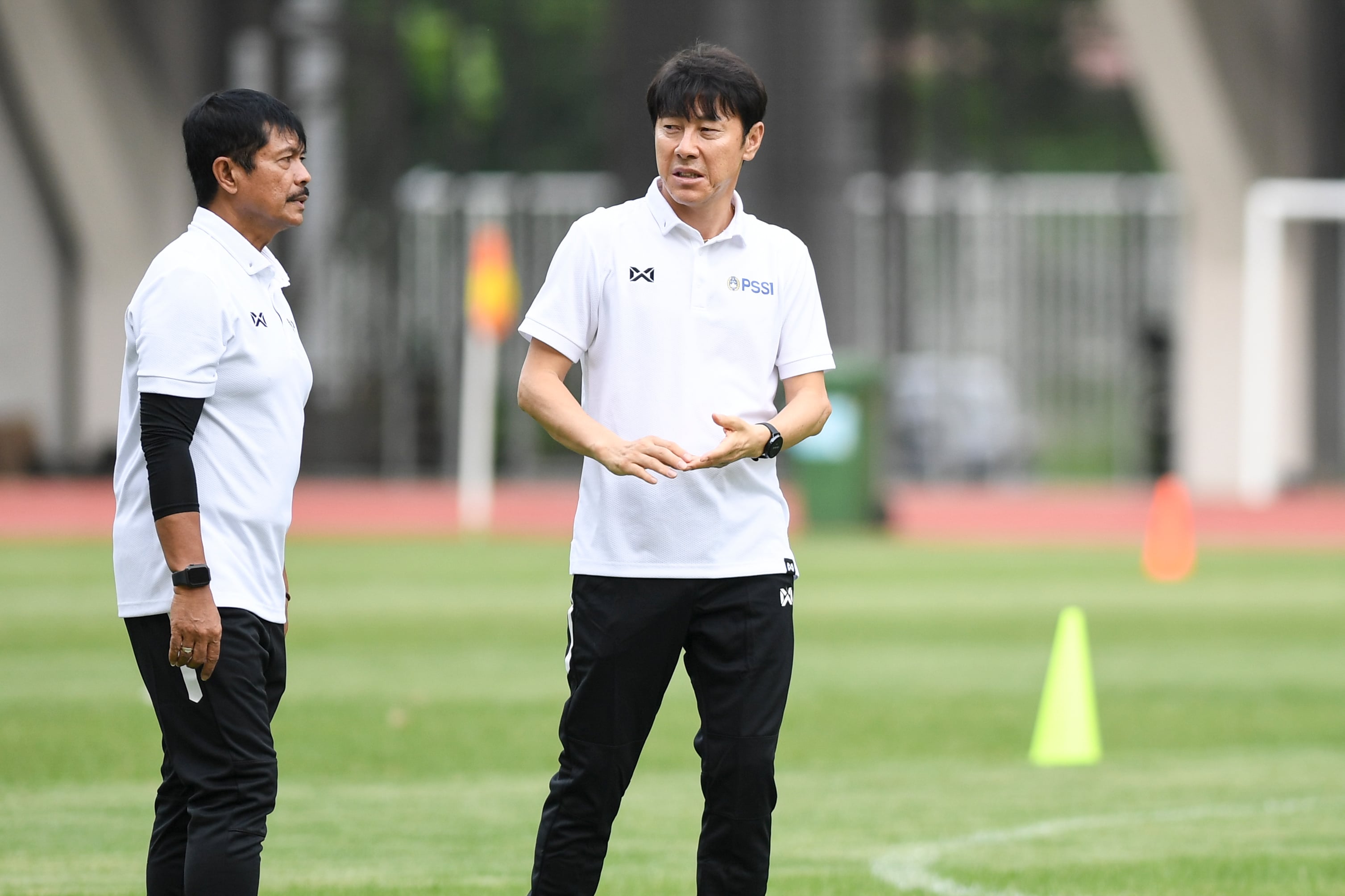 Direktur teknik PSSI Indra Sjafri (kiri) berbincang dengan Pelatih Timnas Indonesia Shin Tae-yong saat seleksi pemain Timnas Indonesia U-19.