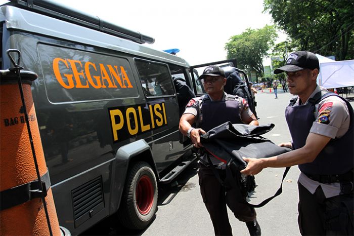 Ilustrasi tim gegana menjinakkan bom