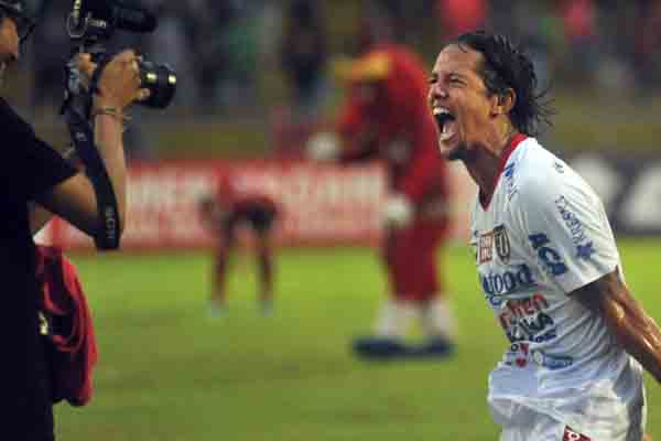 Striker PSS Sleman Irfan Bachdim