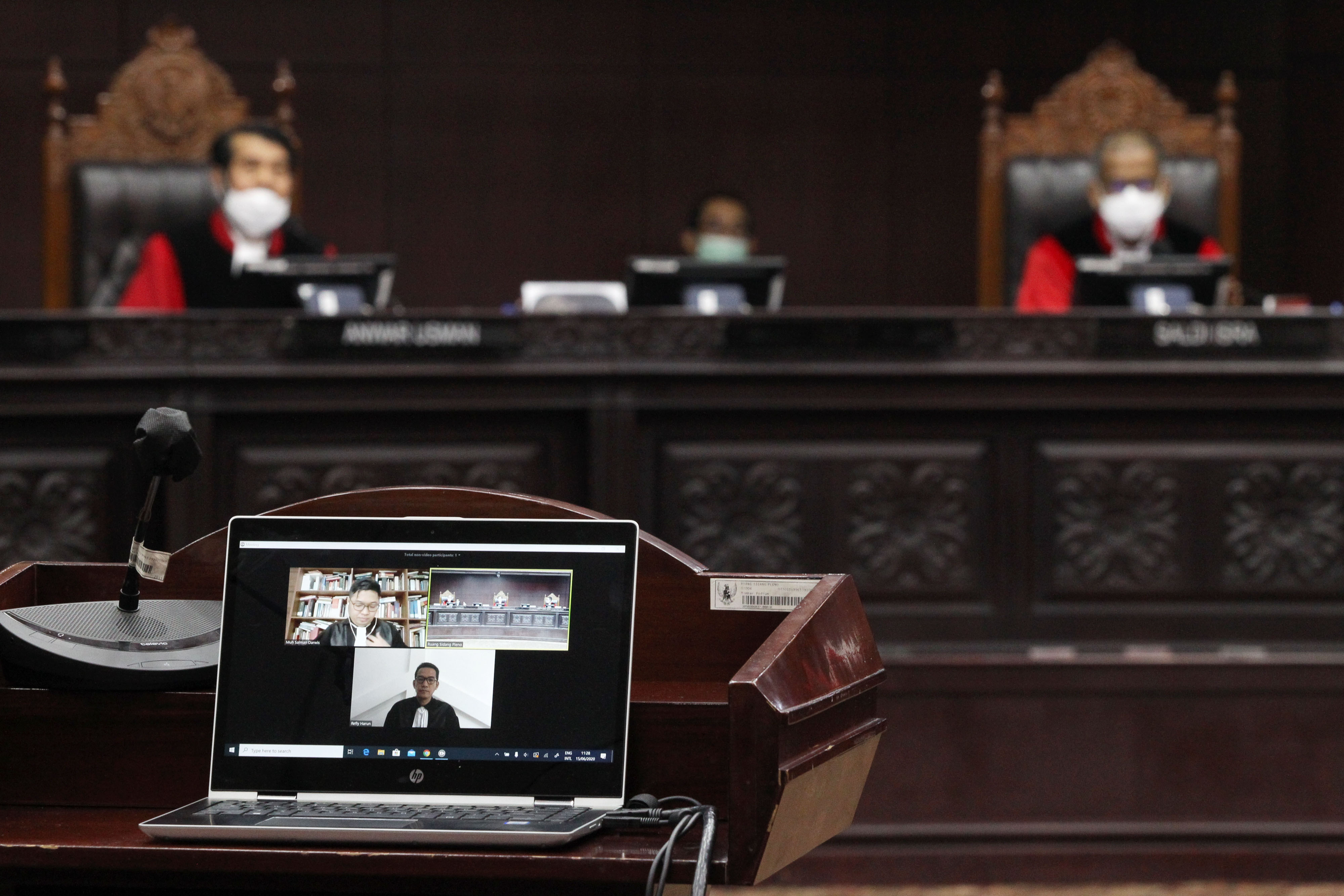 Ketua Majelis Hakim Konstitusi Anwar Usman (kiri) bersama dengan Hakim Konstitusi Saldi Isra memimpin jalannya sidang panel.