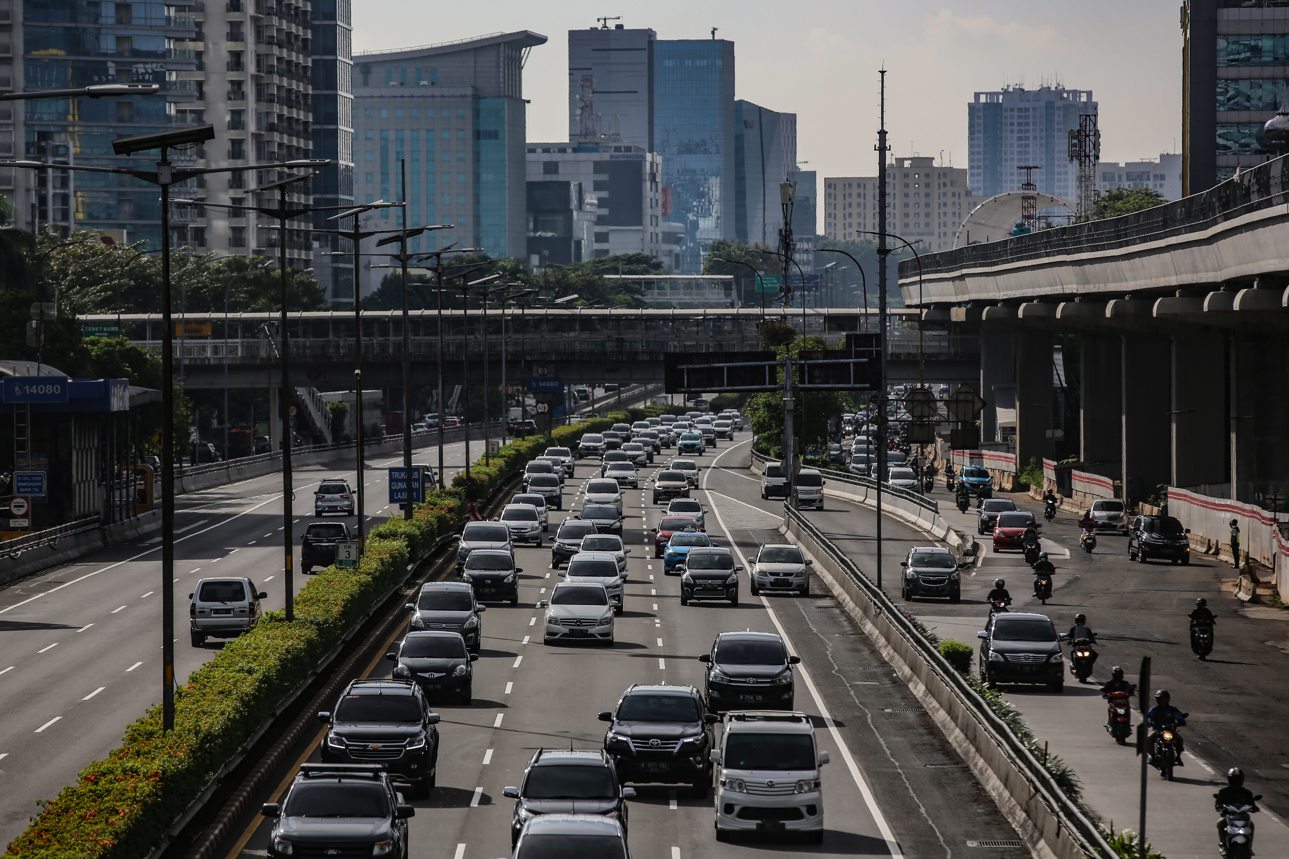 Arus kendaraan di tol dalam kota kawasan Pancoran, Jakarta.