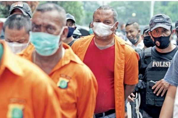 Polisi membawa salah satu tersangka pembunuhan berencana, John Kei (kaus merah), saat rilis di Polda Metro Jaya, Jakarta, kemarin.