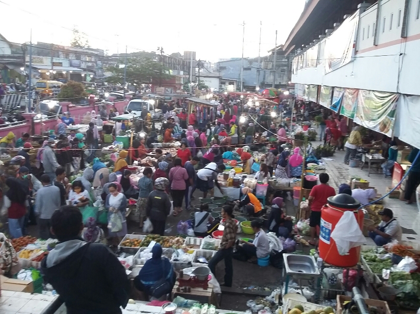 Keramaian pengunjung dan pedagang di Pasar Projo yang tidak mengindahkan protokol Kesehatan di Ambarawa, Semarang, Jawa Tengah, kemarin.