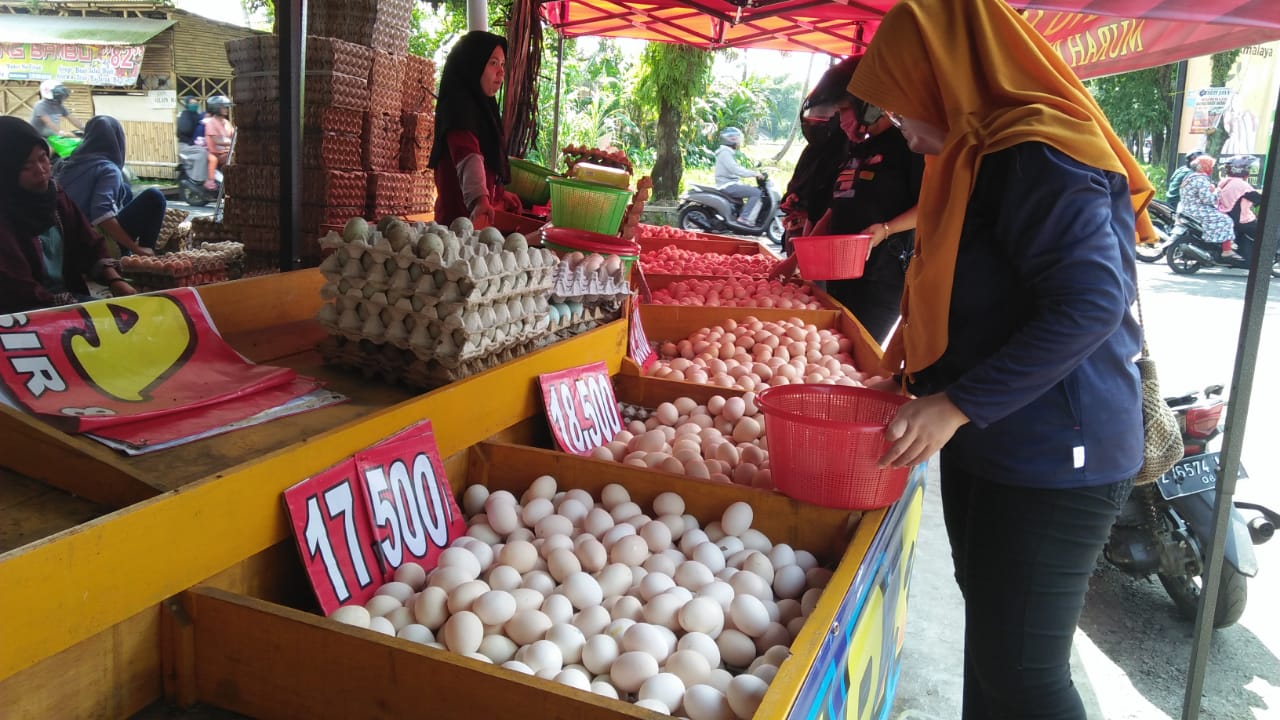 Telur infertil di Pasar Cikurubuk, disita Satgas Pangan Polres Tasikmalaya karena diduga mengandung bakteri