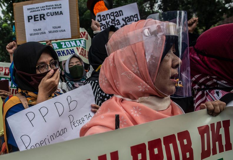 Aksi unjuk rasa terkait PPDB di depan Gedung Balaikota DKI Jakarta, Jakarta Pusat, Selasa (23/6/2020). 