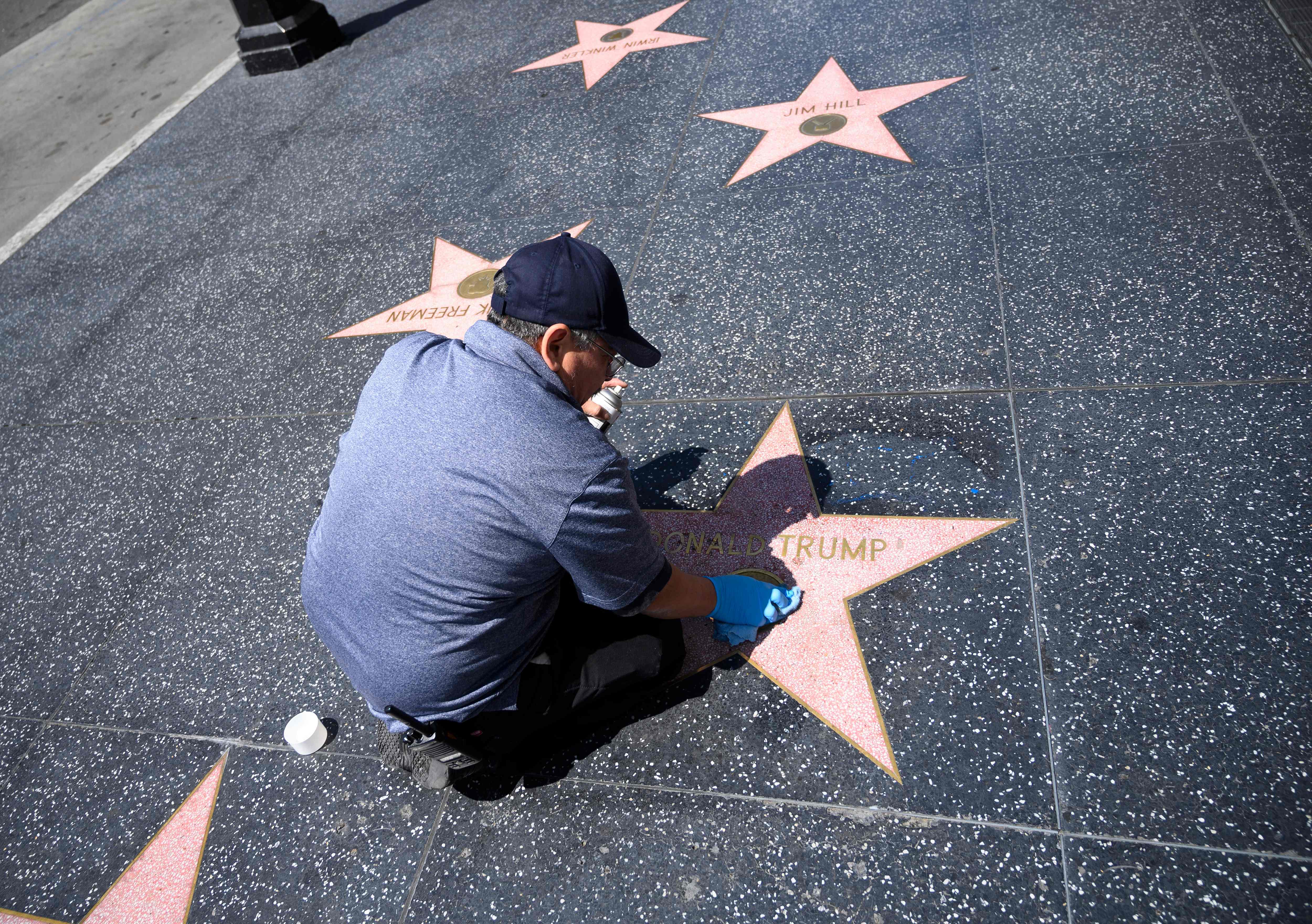 Petugas sedang memperbaiki bintang Trump di Hollywood Walk of Fame yang sudah dirusak demonstran