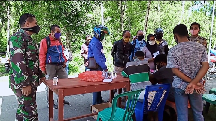 21 ASN dikawal Satpol PP dipulangkan dari Kota Weda Halmahera Tengah ke Kota Tidore Kepulauan karena tidak punya surah keterangan sehat.