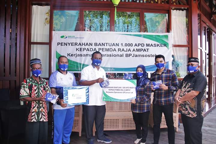  BPJS Ketenagakerjaan (BPJS TK) Raja Ampat, Papua Barat membagikan 1000 lembar masker kepada Pemkab Raja Ampat, Sabtu (6/6/2020)