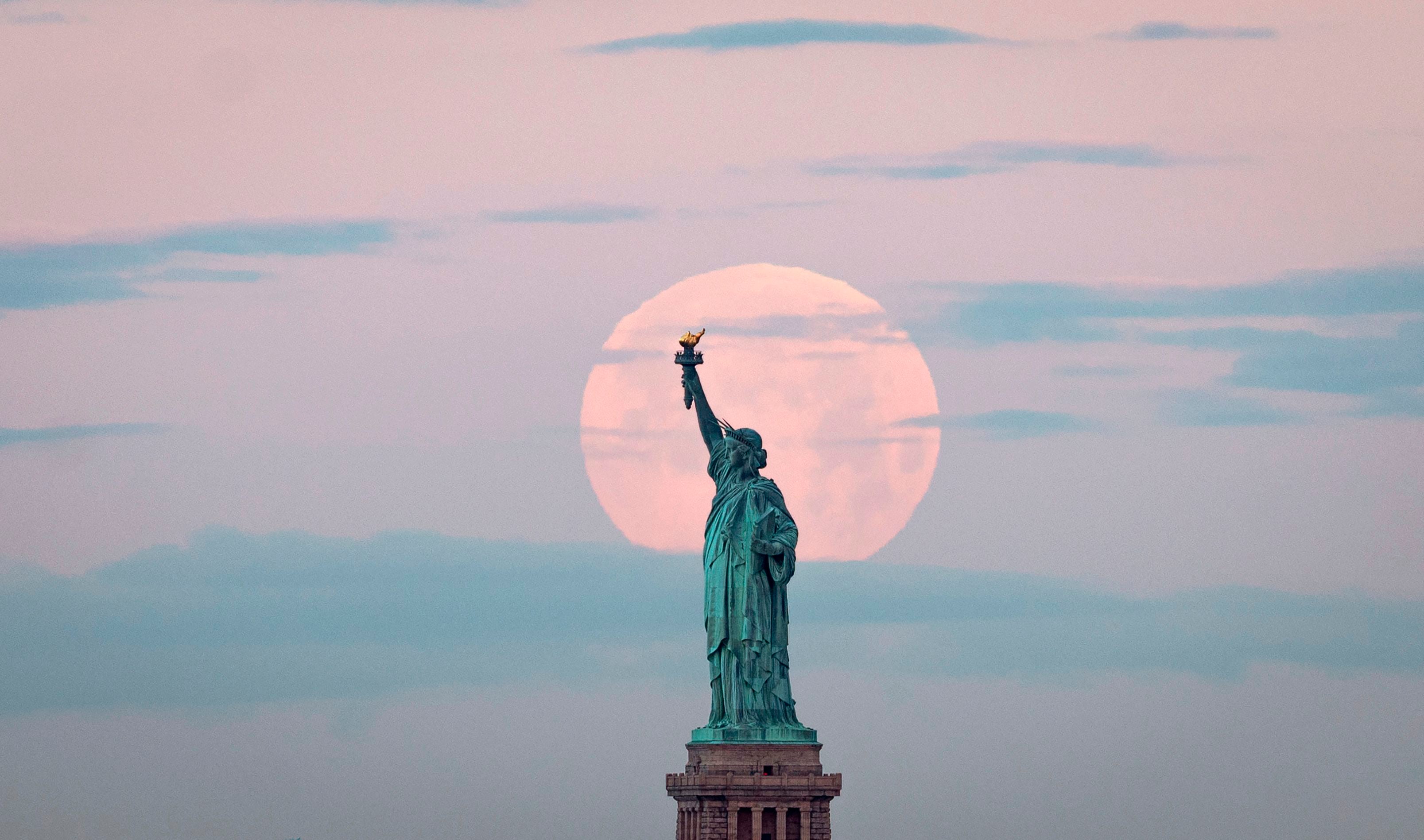 Patung Liberty dengan latar belakang keindahan Supermoon.