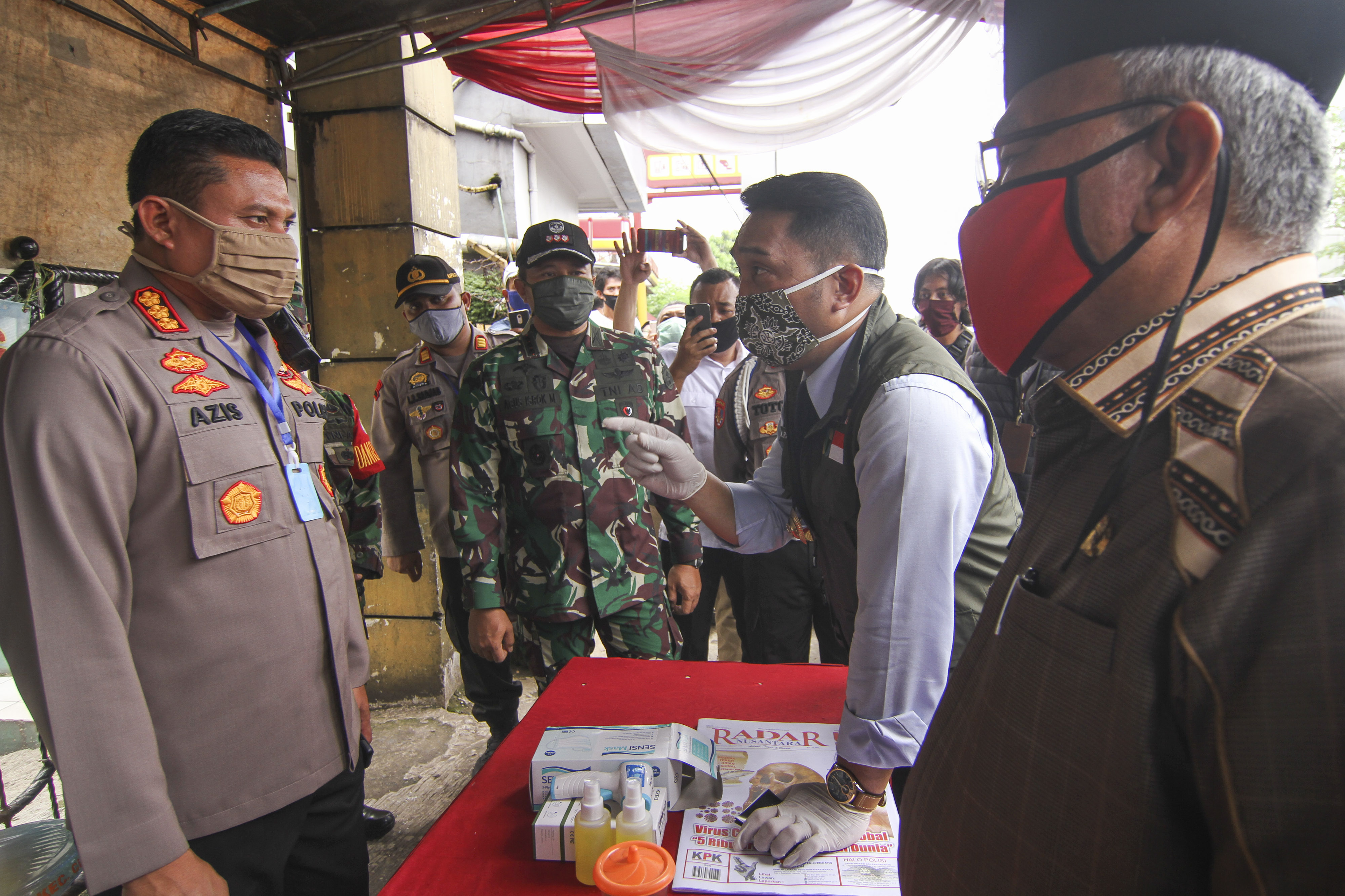 Gubernur Jawa Barat Ridwan Kamil (kedua kanan) bersama Wali Kota Depok Mohammad Idris (kanan) meninjau pelaksanaan PSBB.