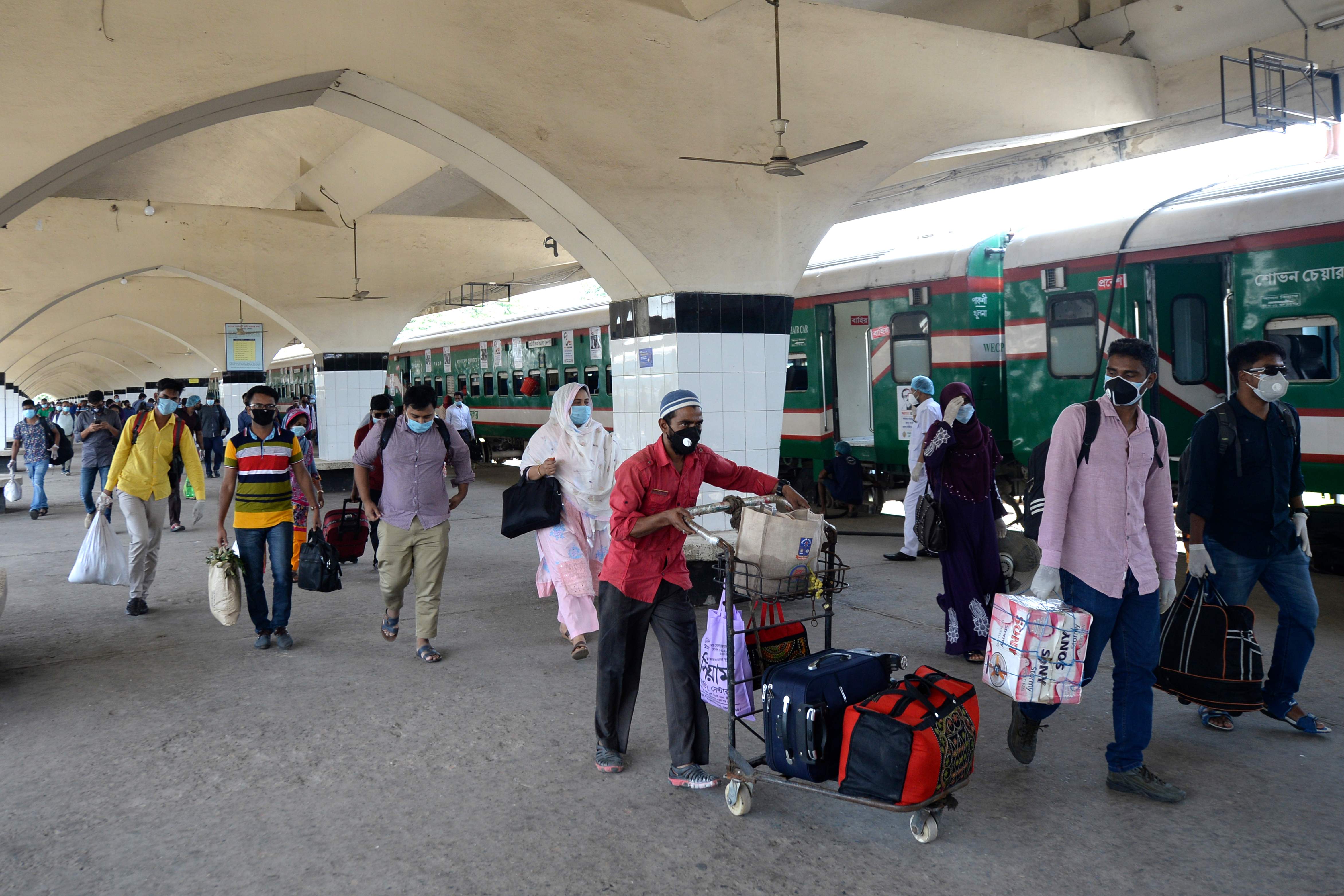 Penduduk tiba di Dhaka dari luar kota setelah lockdown dicabut (31/5/2020)