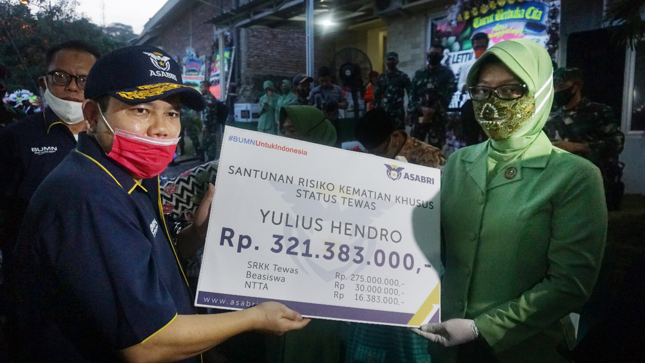 PT ASABRI memberi santunan kematian korban kecelakaan helikopter M-17 pada Senin (22/6).