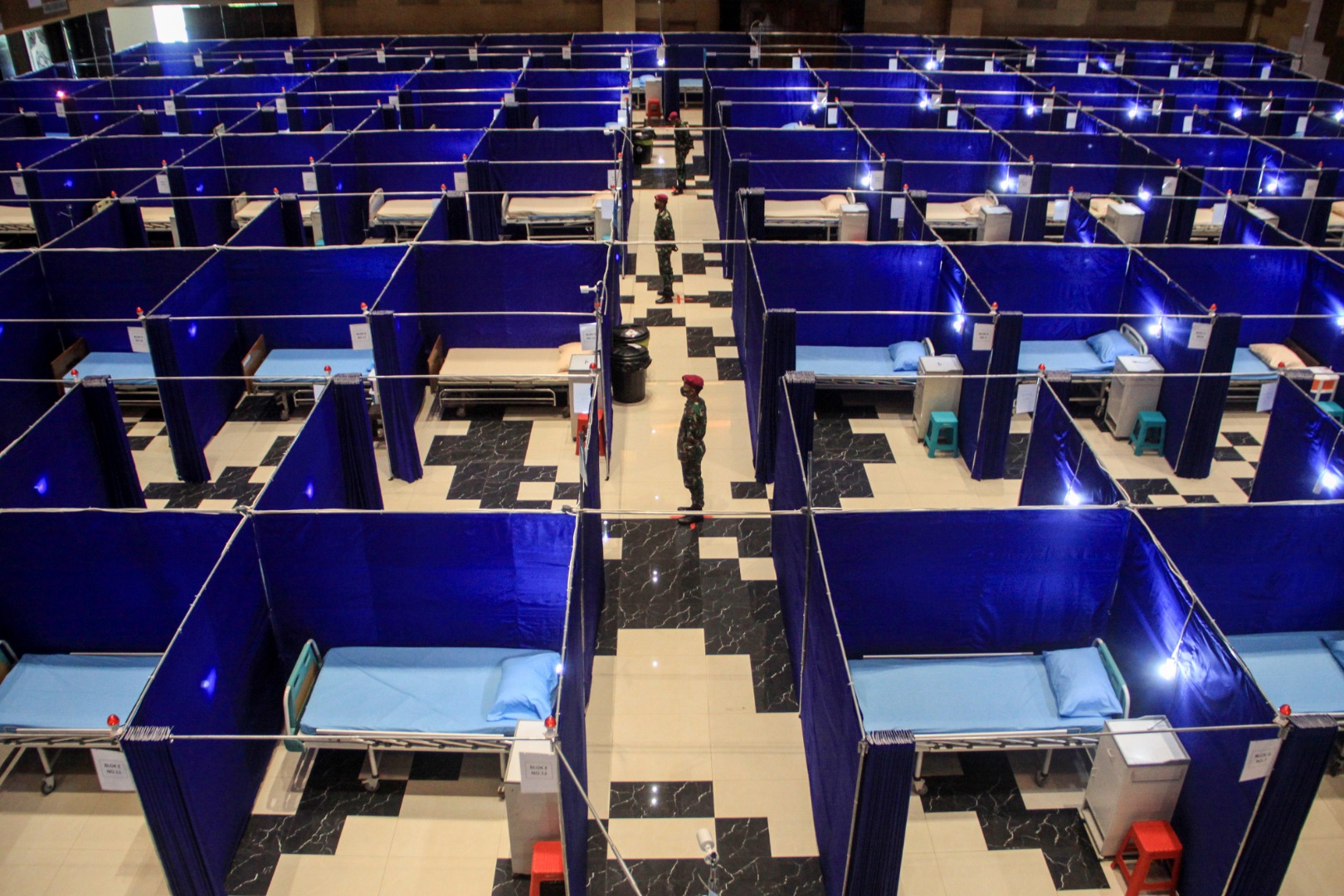  Ruang isolasi Orang Tanpa Gejala (OTG) COVID-19 di gedung Mal Pelayanan Publik kawasan lingkar timur Sidoarjo, Jawa Timur. 