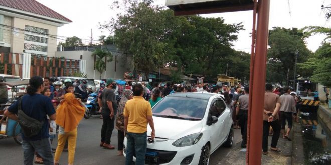 Orang tidak dikenal merusak Kantor Kelurahan  Maccini Gusung, Kecamatan Makassar, Kota Makassar. Polisi mengamankan 12 pelaku.