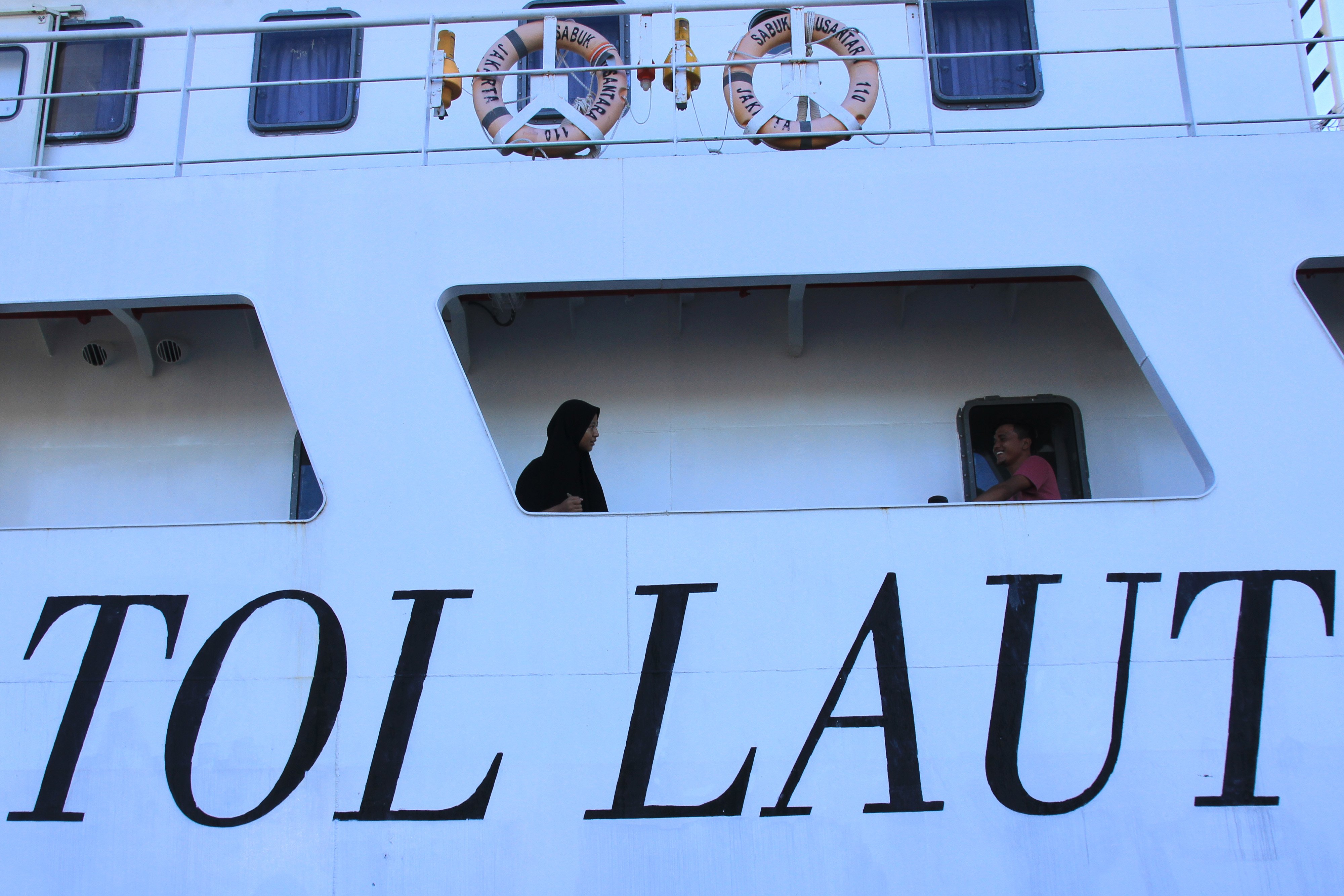 Kemenhub memastikan arus pengiriman barang dalam program Tol Laut tetap berjalan dengan protokol new normal. 