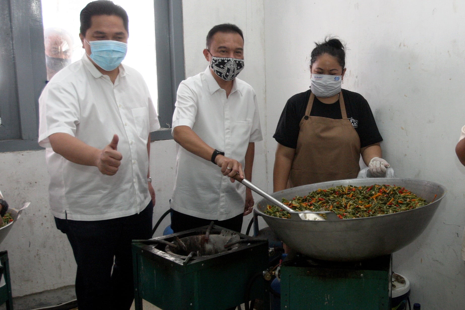 Ketua Satgas Lawan Covid-19 DPR, Sufmi Dasco (tengah) Menteri BUMN Erick Thohir (kiri), meninjau posko masak Covid-19 di Cilandak. 