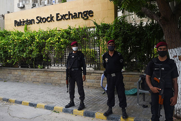 Kelompok Bersenjata Serang Bursa Pakistan