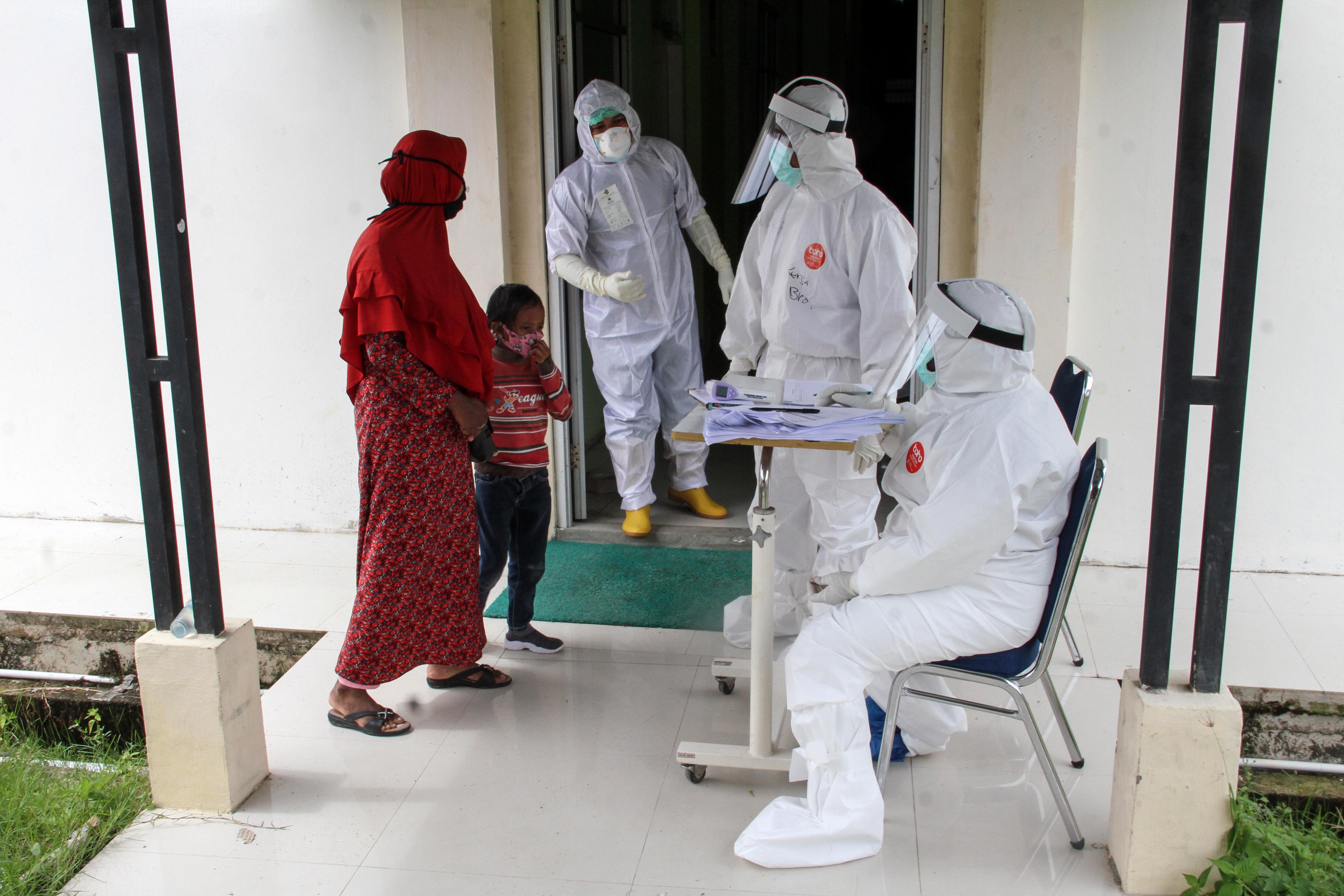  Petugas tenaga kesehatan bersiap-siap melakukan swab test atau tes usap pada warga, Orang Tanpa Gejala (OTG) di Lhokseumawe, Aceh