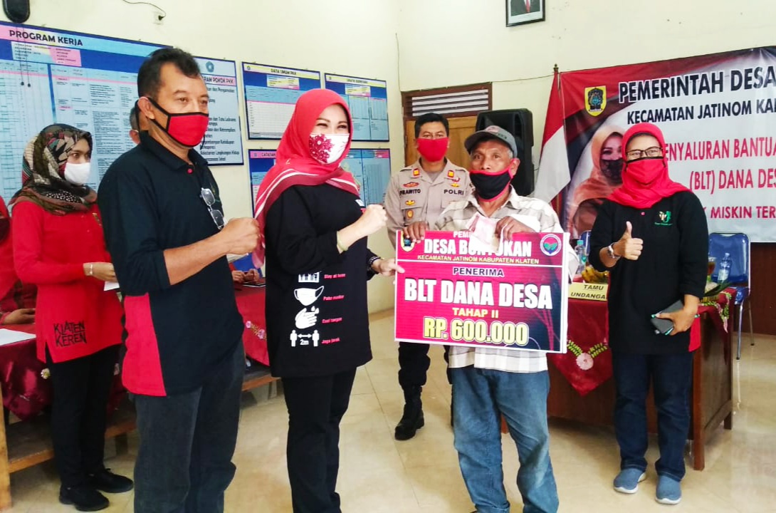 Bupati Klaten Sri Mulyani secara simbolis menyerahkan BLT dana desa di Jatinom, Kabupaten Klaten, Jawa Tengah. 