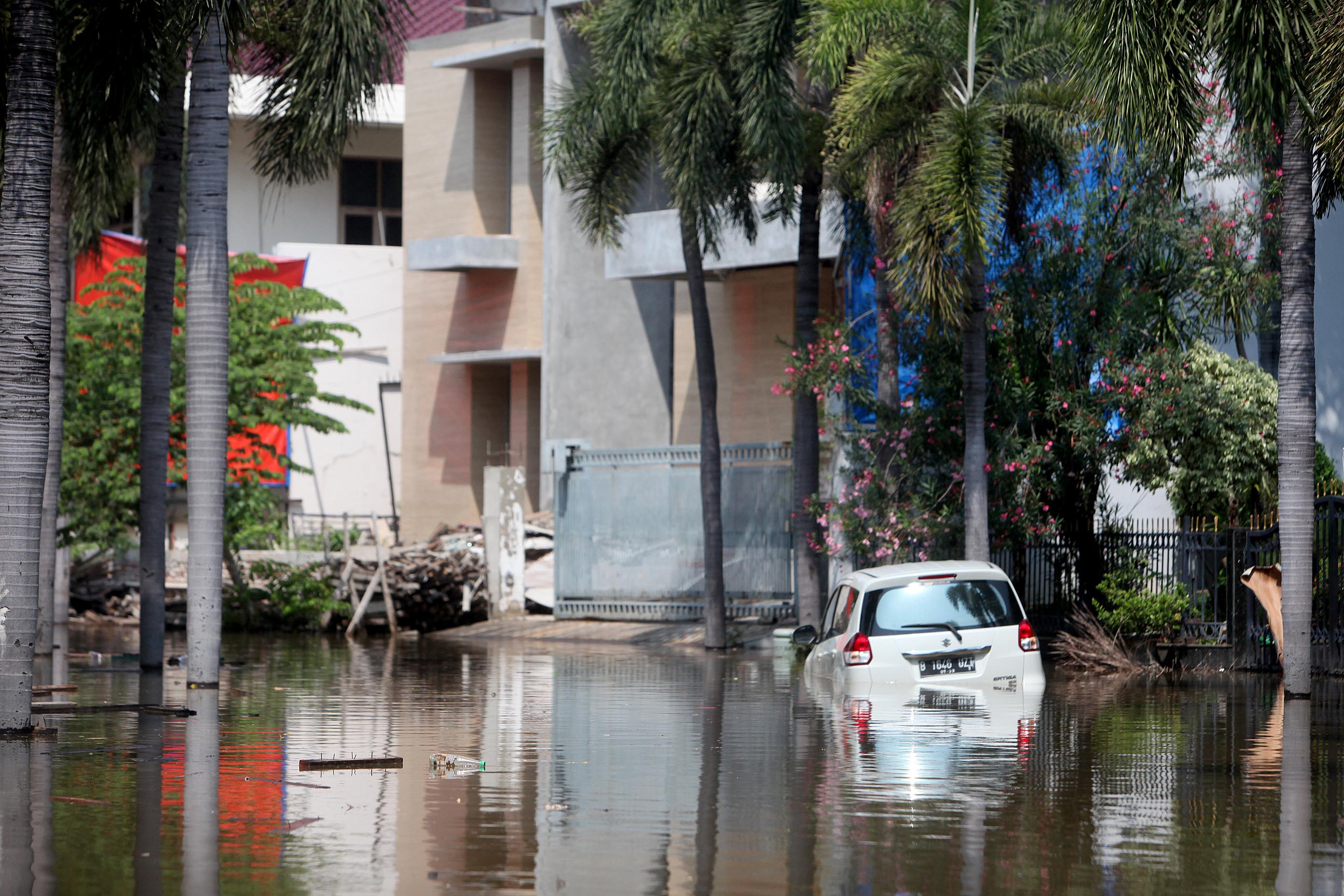 Kendaraan yang terjebak banjir akibat naiknya air laut di kompleks perumahan mewah, Pantai Mutiara, Pluit, Jakarta Utara, Minggu (07/06/2020