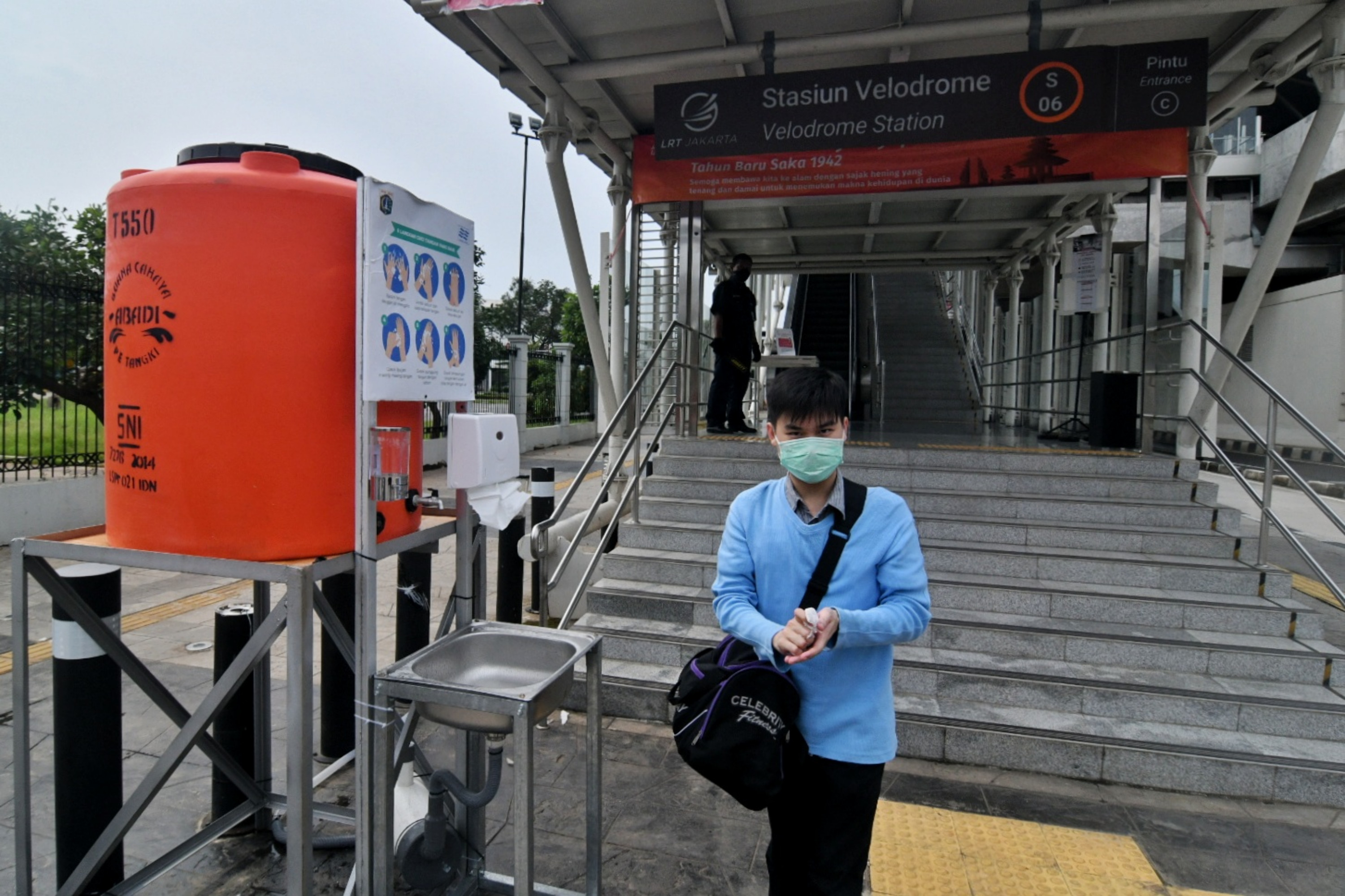 Fasilitas cuci tangan disiapkan di pintu masuk Stasiun LRT, Jakarta