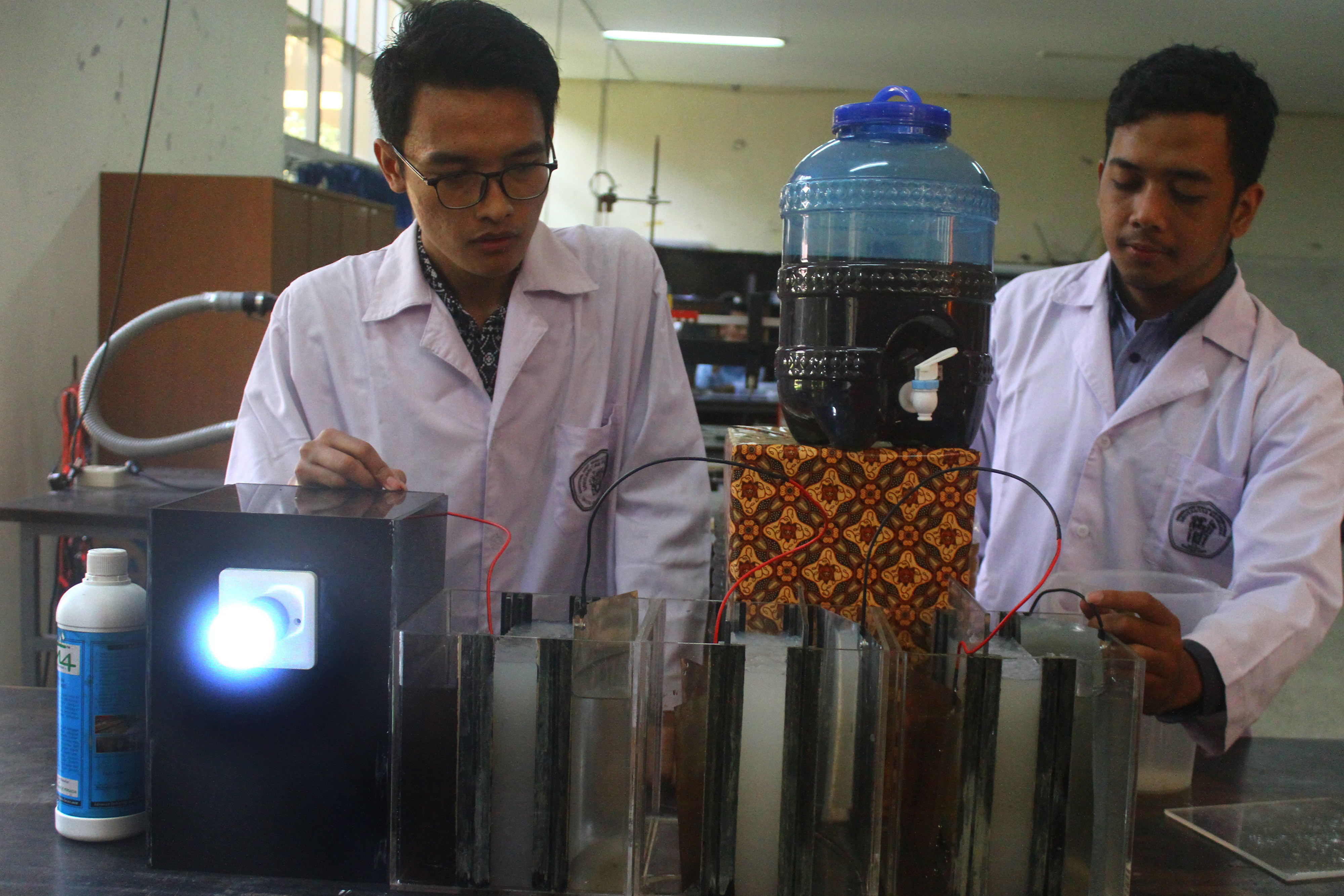 Ilustrasi Mahasiswa menunjukkan cara kerja purwarupa pembangkit listrik bertenaga air limbah Rumah Potong Hewan di Lab MIPA Univ Brawijaya