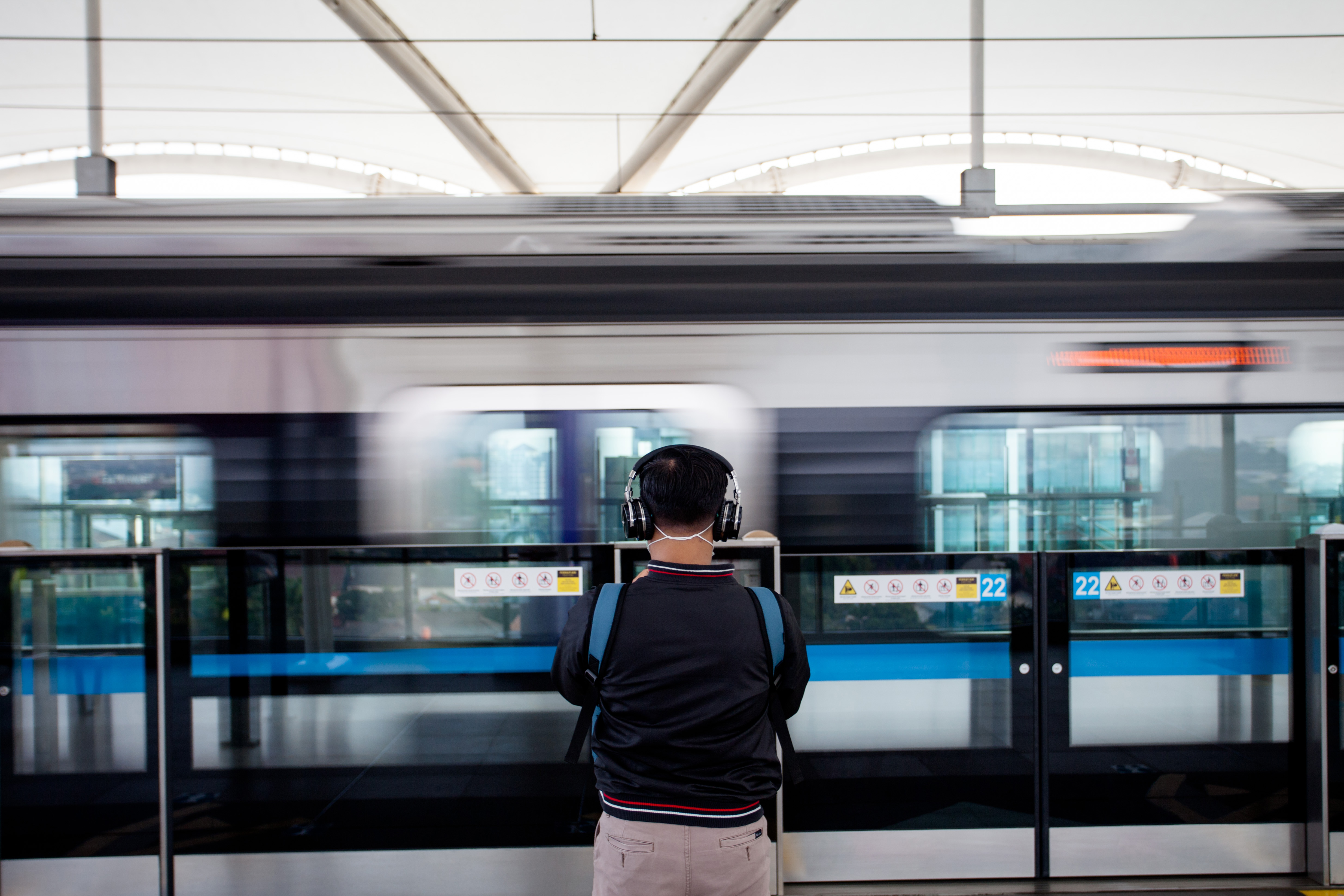 Rangkaian kereta Moda Raya Terpadu (MRT) berangkat melewati stasiun di Jakarta, hari ini.
