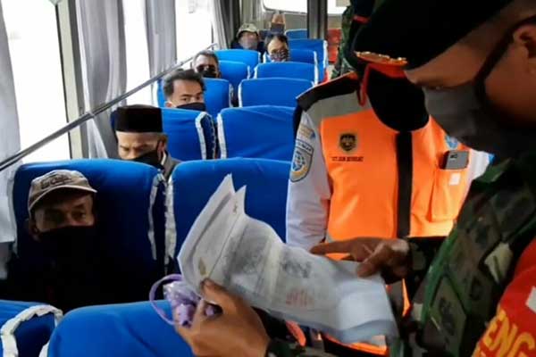 Karena masih sepi penumpang, Bus AKAP belum semuanya beroperasi, Terminal tipe A Indihiang, Kota Tasikmalaya (10/6), kemarin.