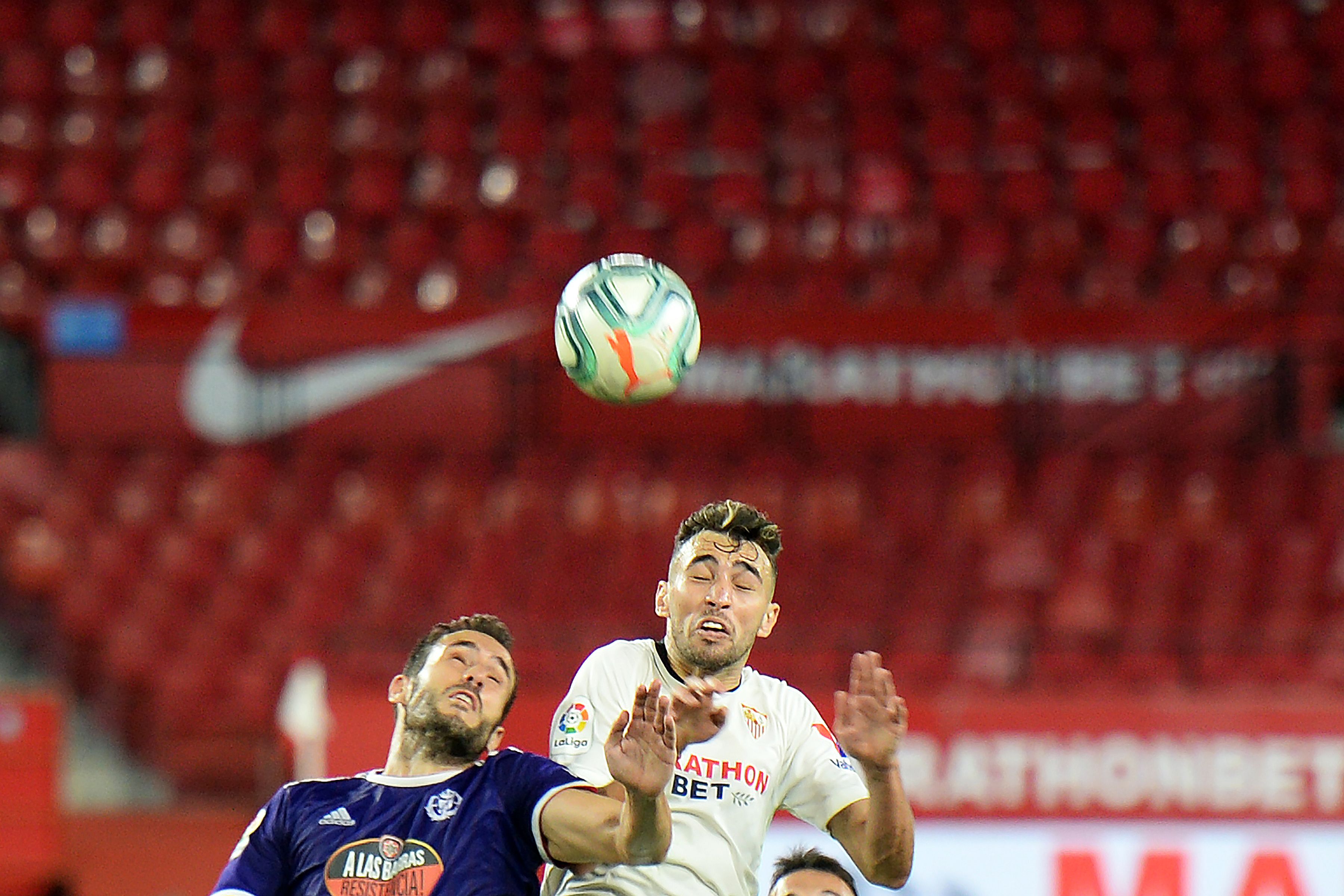 Pemain depan Sevilla, Munir El Haddadi (kanan) melompat untuk merebut bola bersama bek Valladolid asal Spanyol Kiko.