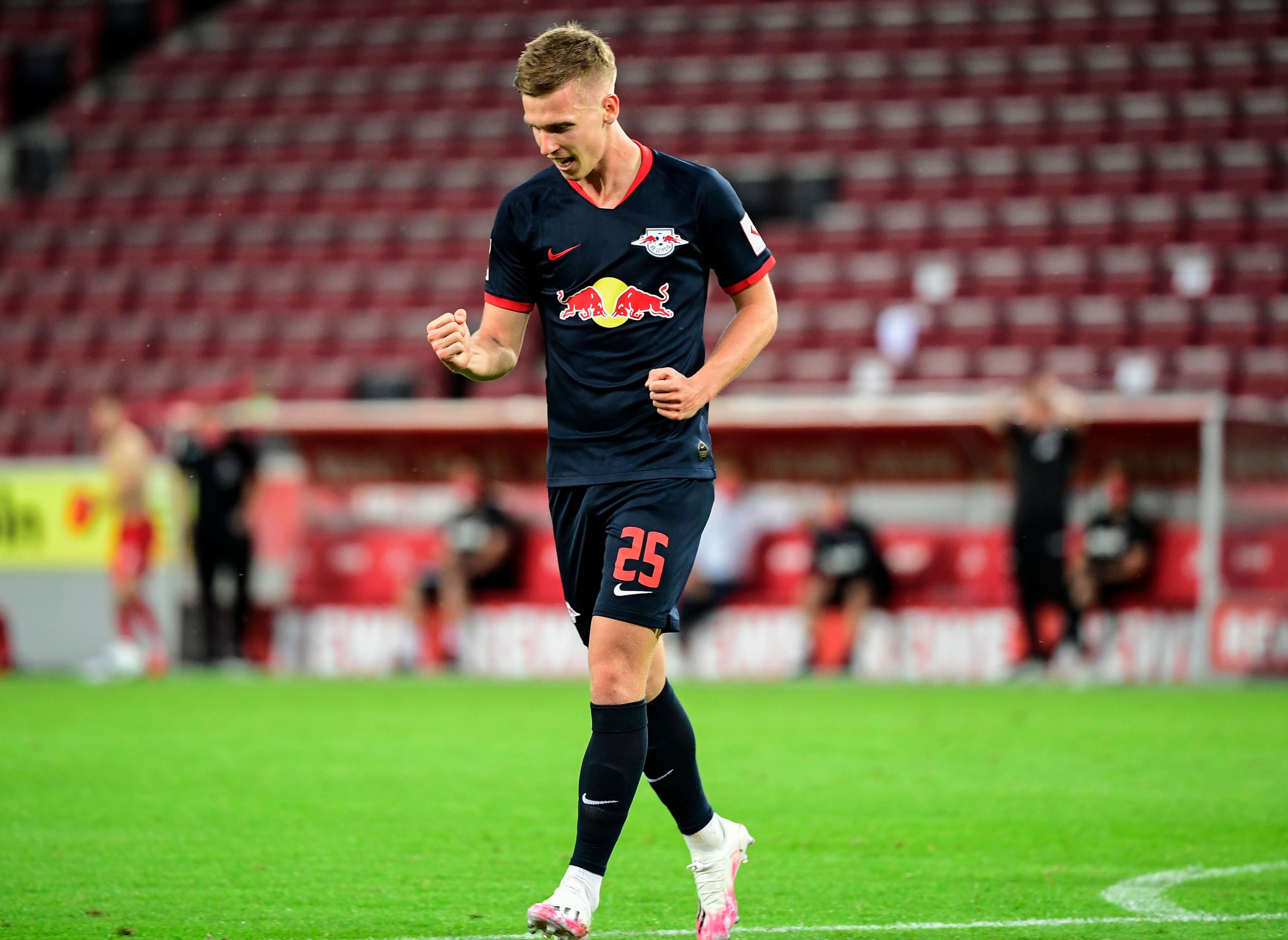 Gelandang RB Leipzig Dani Olmo mencetak satu gol ke gawang Koln dalam lanjutan Bundesliga di Koln, Selasa (2/6).