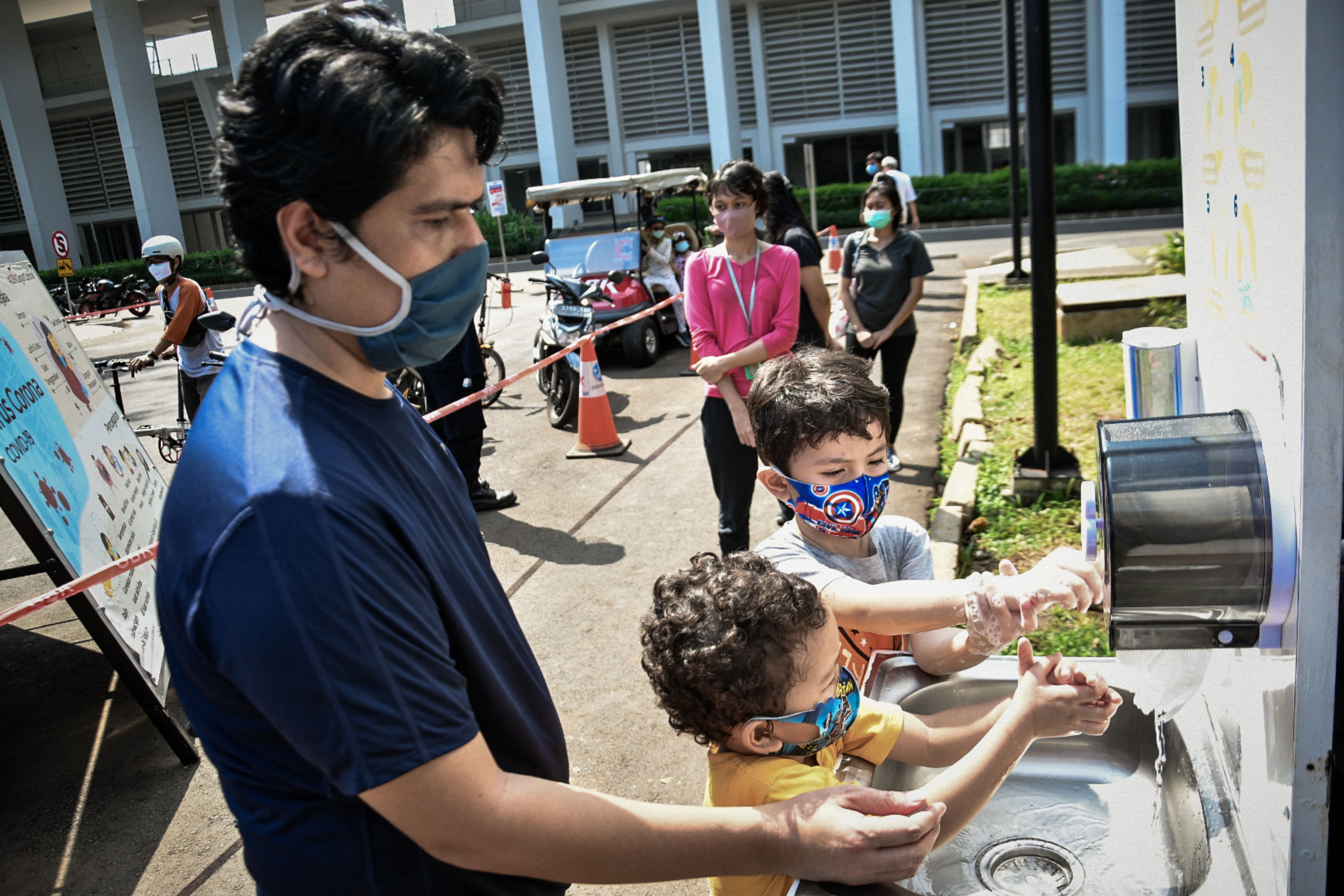  Warga berolahraga dengan tetap menggunakan masker di kompleks olahraga Gelora Bung Karno, Jakarta, Rabu (30/5)