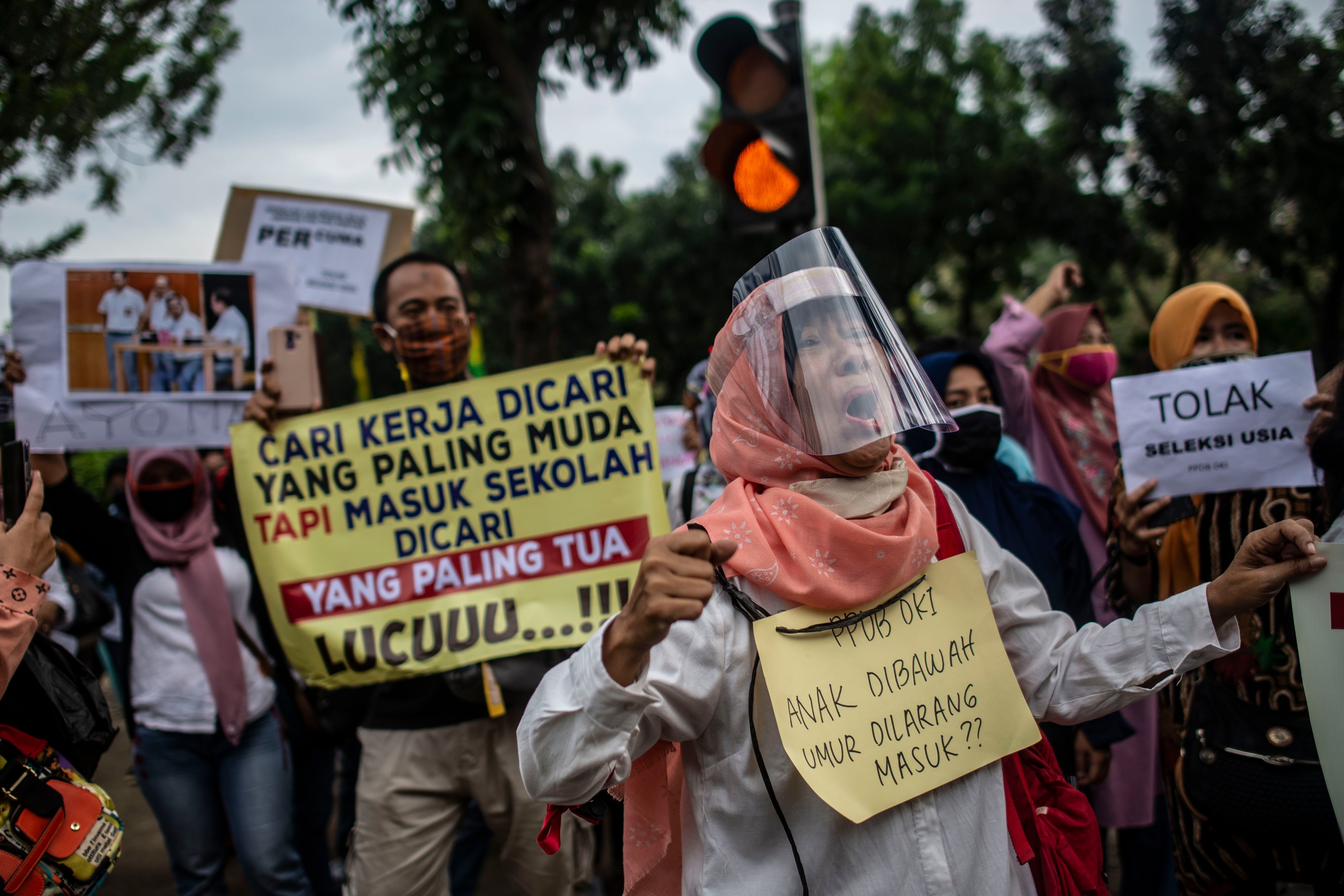 Sejumlah orang tua murid terdampak PPDB DKI Jakarta melakukan aksi unjuk rasa di depan Gedung Balaikota DKI Jakarta (23/6/2020)