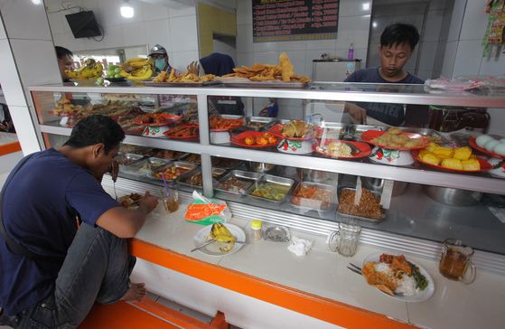 Ilustrasi: Warga makan di Warteg Subsidi Bahari kawasan Jalan Fatmawati, Jakarta, Sabtu (28/3/2020). 