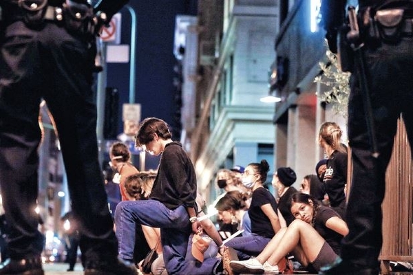 Aparat keamanan bersiaga di depan sejumlah demonstran yang memprotes kematian kematian seorang warga kulit hitam, George Floyd, 46