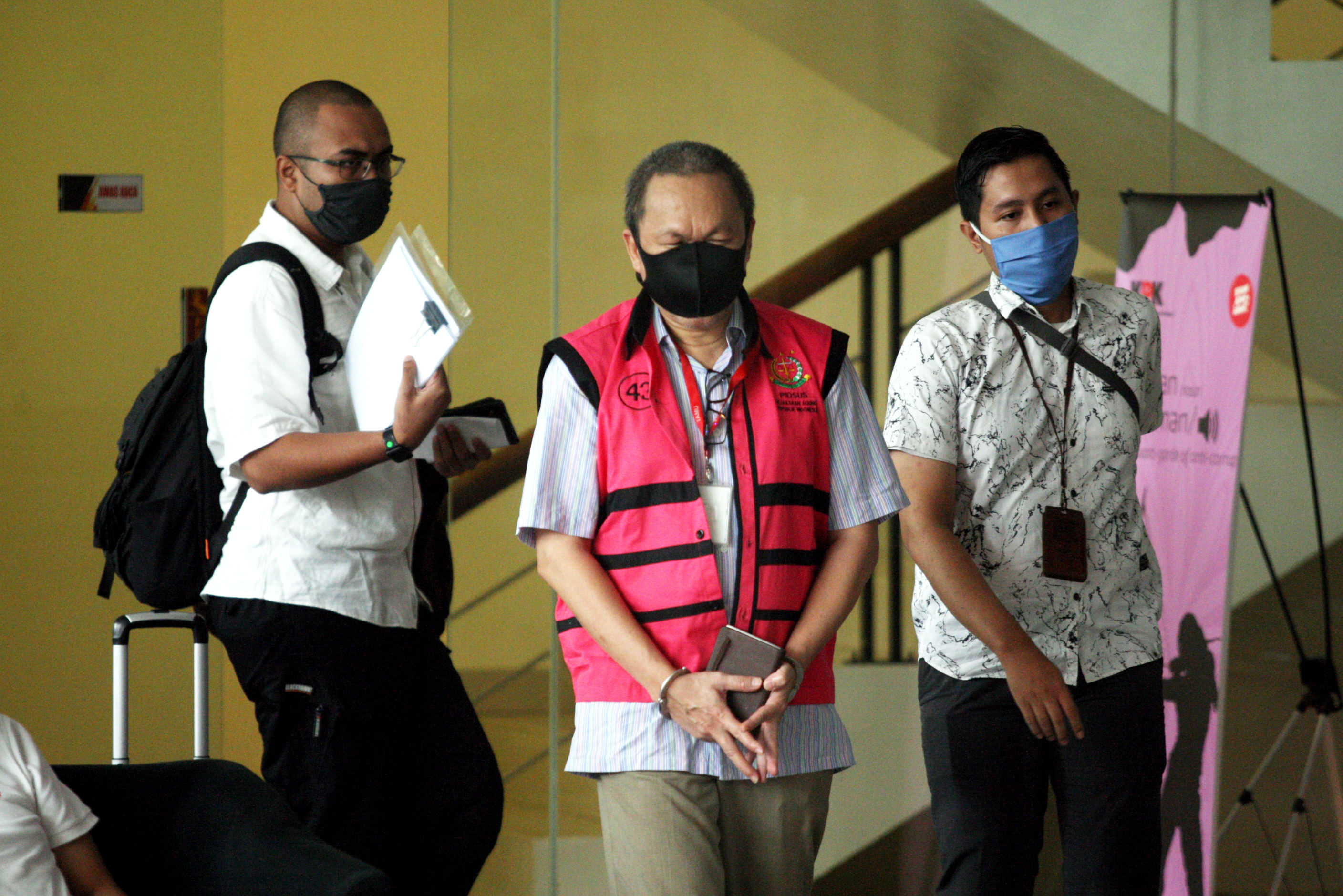 Mantan Direktur Utama PT Danareksa Sekuritas, Marciano Herdondrie Herman (tengah), diperiksa oleh penyidik Kejaksaan Agung di Gedung KPK.