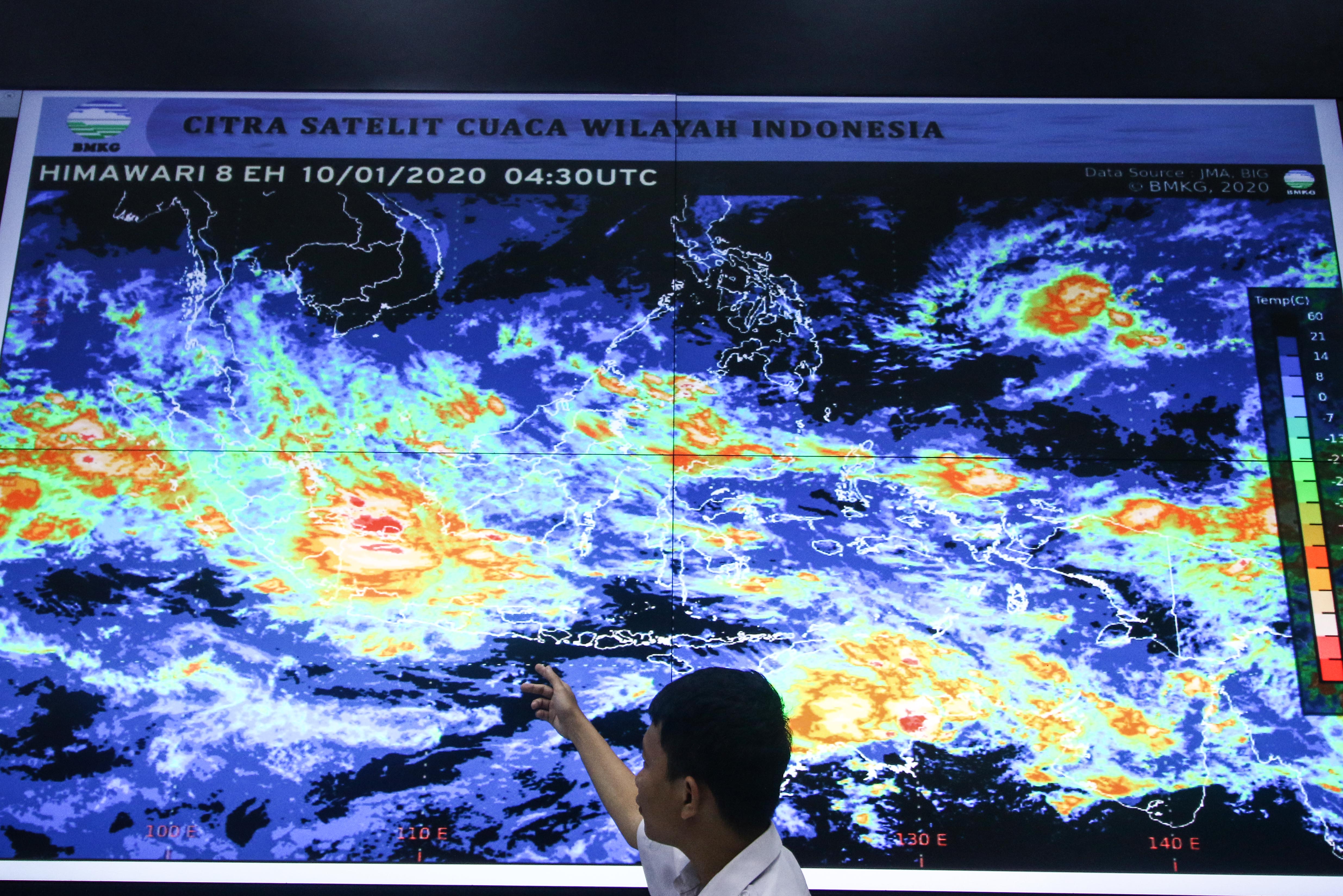 Petugas Badan Meteorologi, Klimatologi dan Geofisika (BMKG) memantau monitor citra satelit cuaca di gedung BMKG, Jakarta