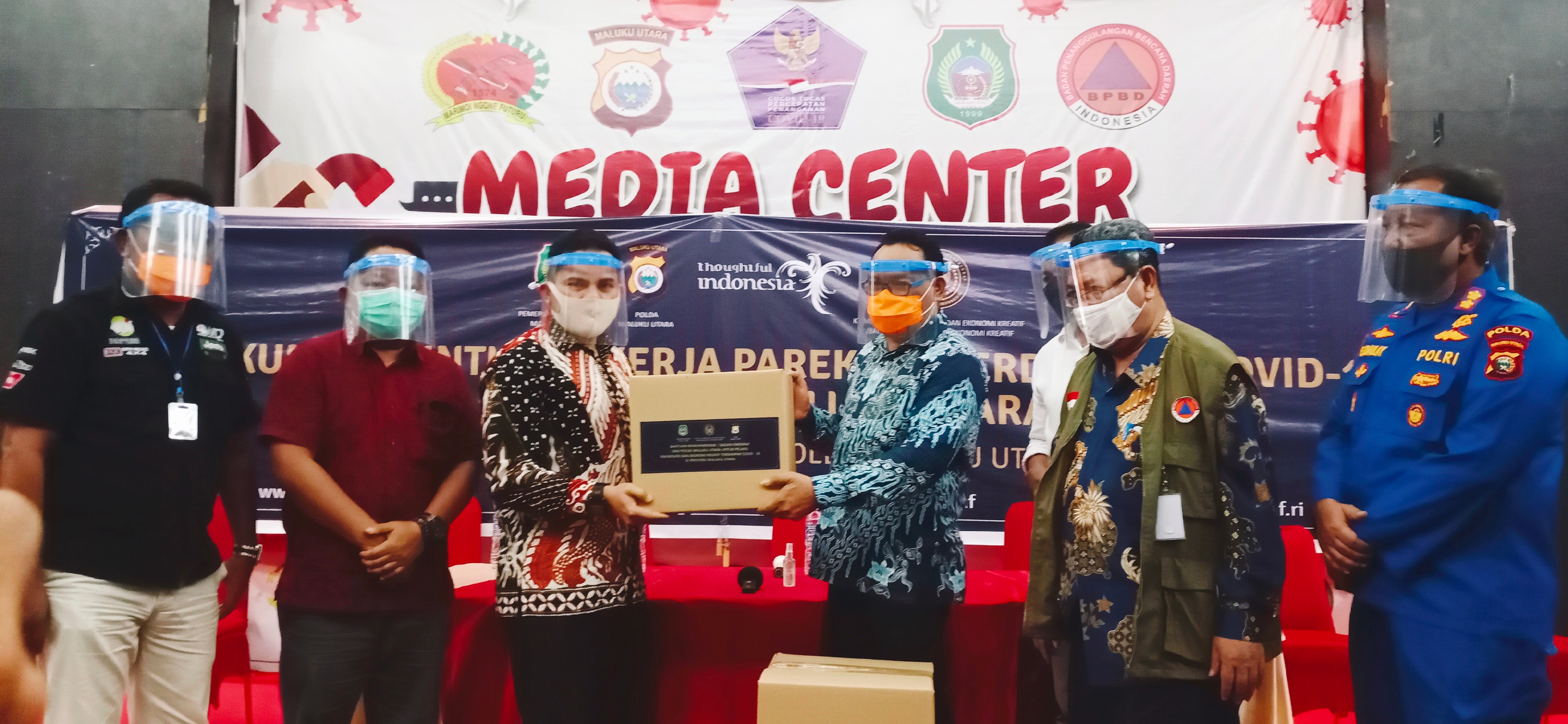 Kemenparekraf serahkan bantuan sembako bagi pekerja di sektor pariwisata dan ekonommi kreatif Provinsi Maluku Utara