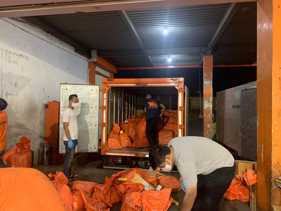 Bea Cukai Juanda berhasil menggagalkan upaya pengiriman ratusan ribu batang rokok ilegal. 