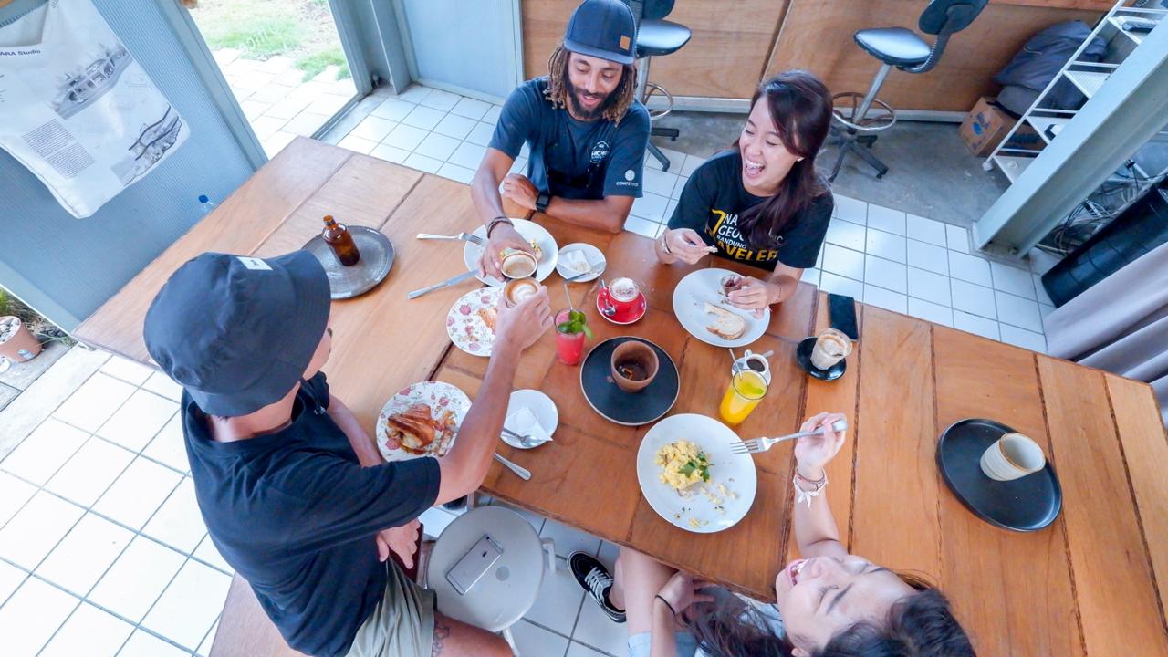 Sejumlah wisatawan tengah menikmati makanan mereka sebelum terjadinya pendemi covid-19. 