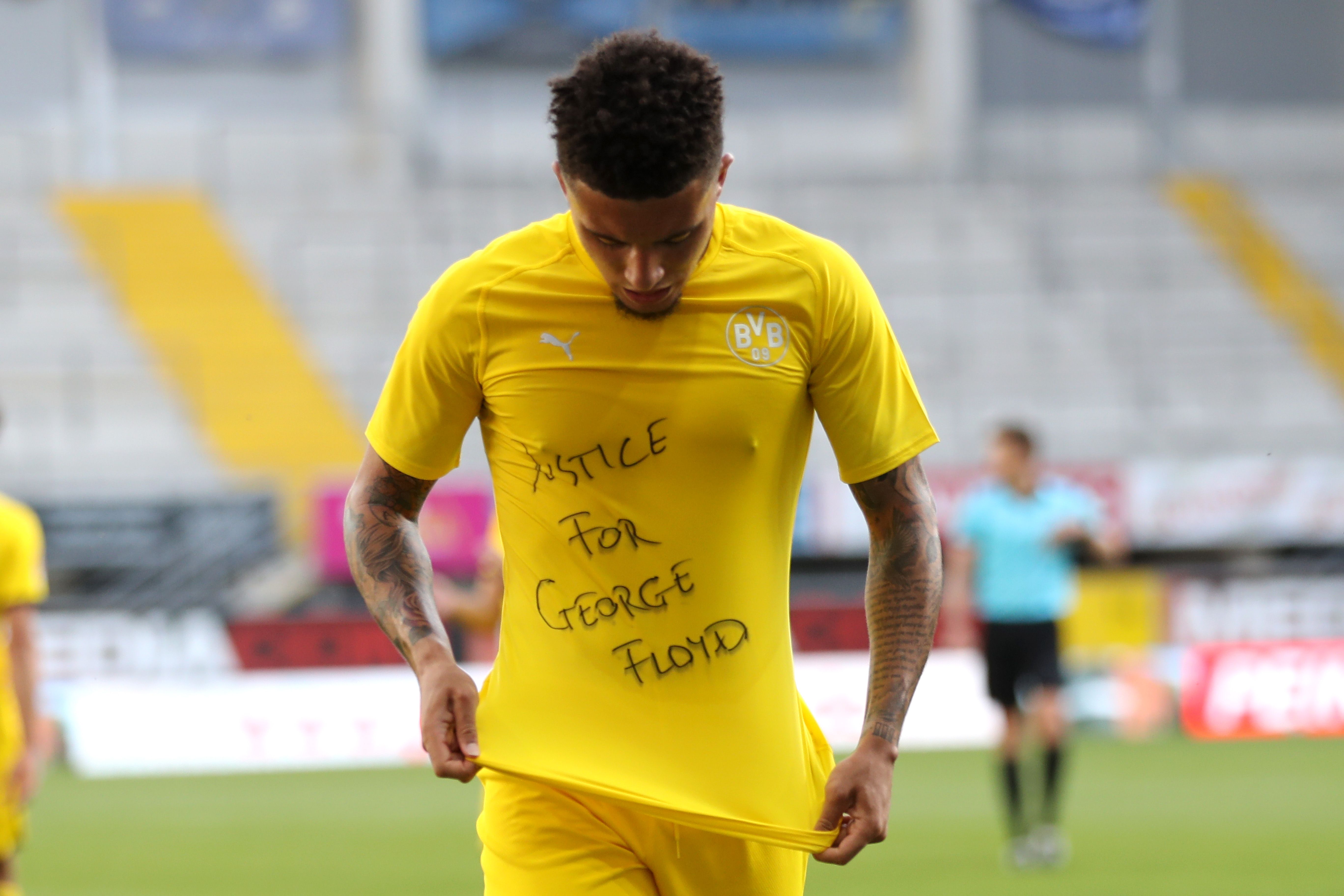 Jadon Sancho menunjukkan kaosnya bertuliskan Justice for George Floyd