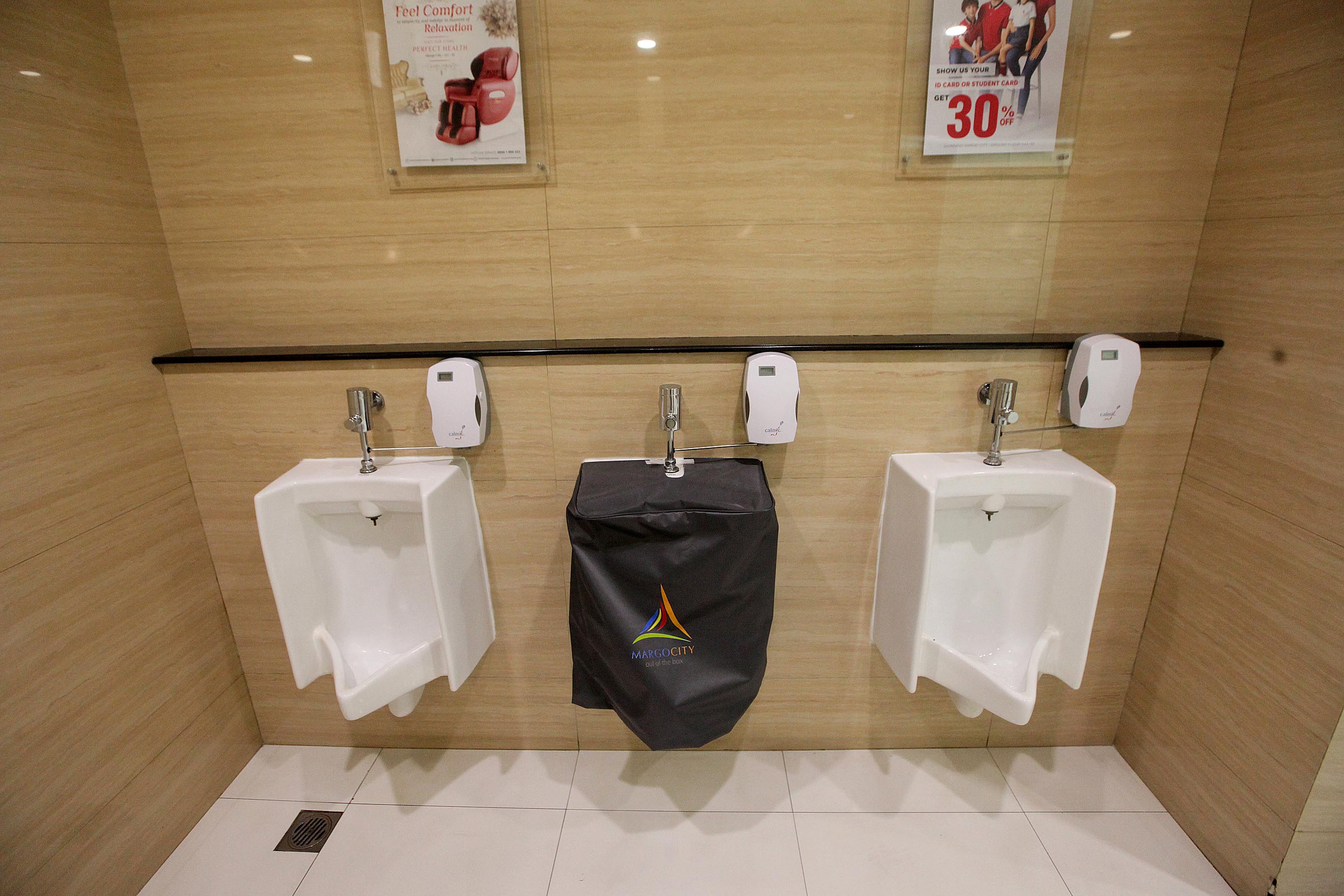 Toilet di mal memberlakukan pembatasan jarak