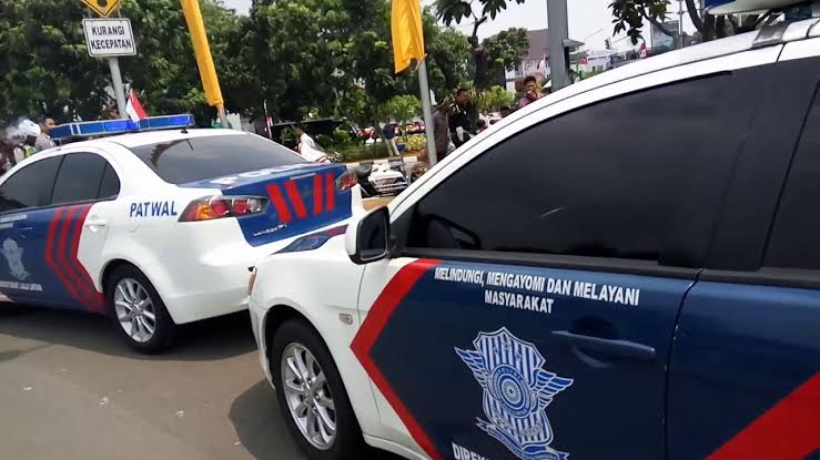 Mobil patroli Polri  bertuliskan melindungi, mengayomi, dan melayani masyarakat.