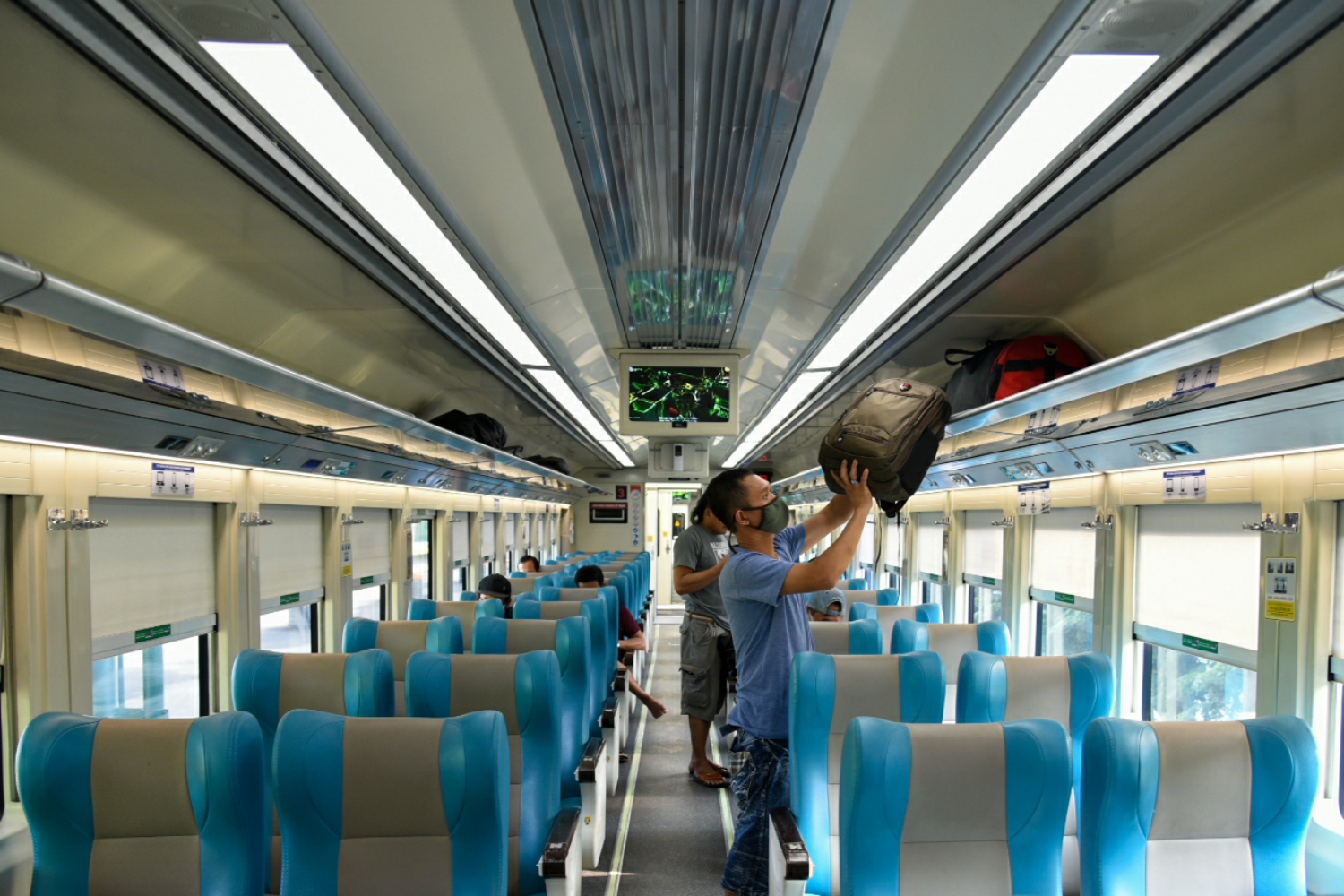 Suasana gerbong kereta api luar biasa relasi Gambir-Pasar Turi.