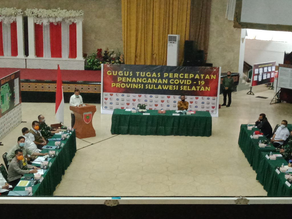 Ketua PMI M Jusuf Kalla di Posko Gugus Tugas Covid-19 Sulsel, Balai Manunggal Jenderal Jusuf, Jalan Jenderal Sudirman, Makassar, Rabu (17/6)