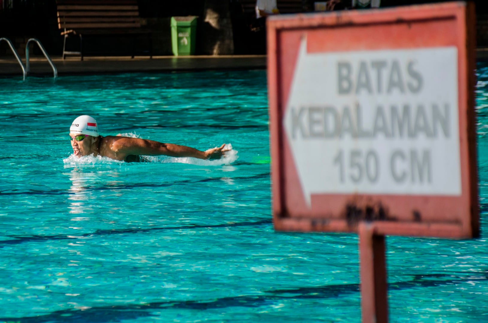 Atlet Renang Nasional Triady Fauzy berlatih secara mandiri di kolam renang salah satu hotel di Bandung di Masa Pandemi
