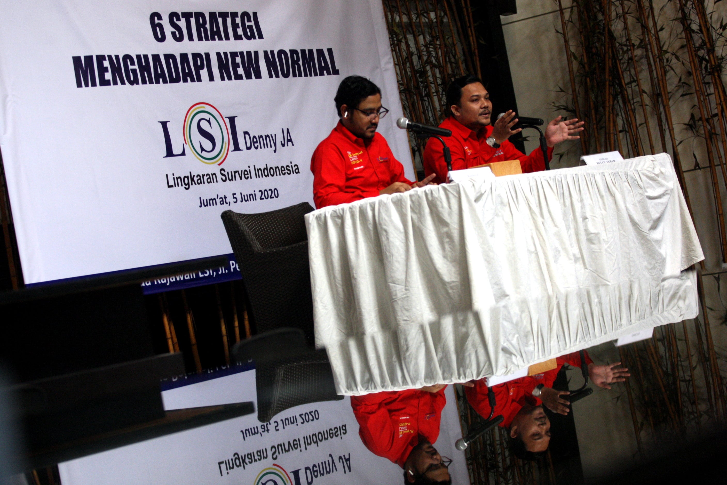 Para peneliti LSI Denny JA, Ikrama Masloman (kiri) dan Rully Akbar memaparkan rilis survei di Jakarta, Jumat (5/6/2020). 