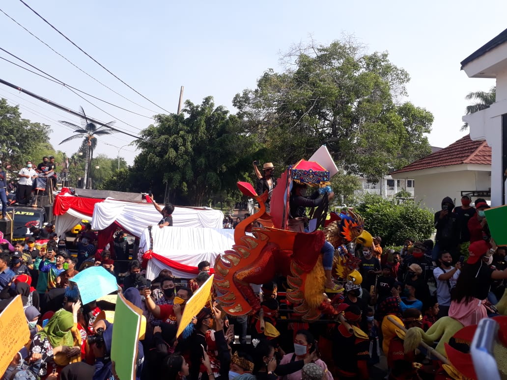 Ratusan pekerja seni Karawang unjukrasa meminta hajatan diizinkan, sebab sudah empat bulan tidak ada order membuat mereka kelaparan.